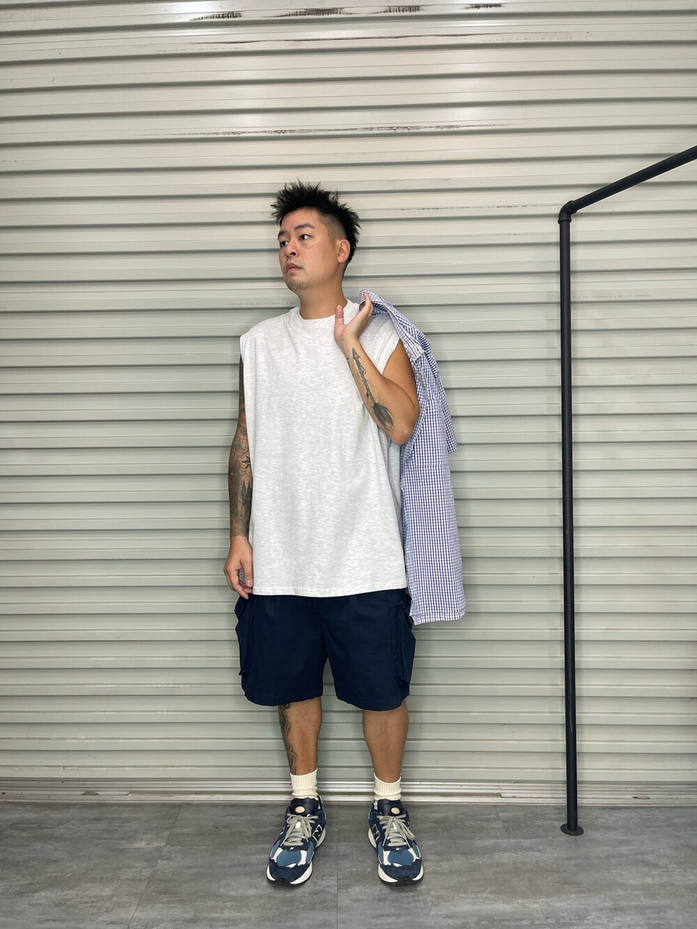 「一中街」｜「NEW BALANCEのアイテム（スニーカー、ブルー系）」を使った、kevinlai2530さん（メンズ・165cm）の秋コーディネートの3枚目の写真
