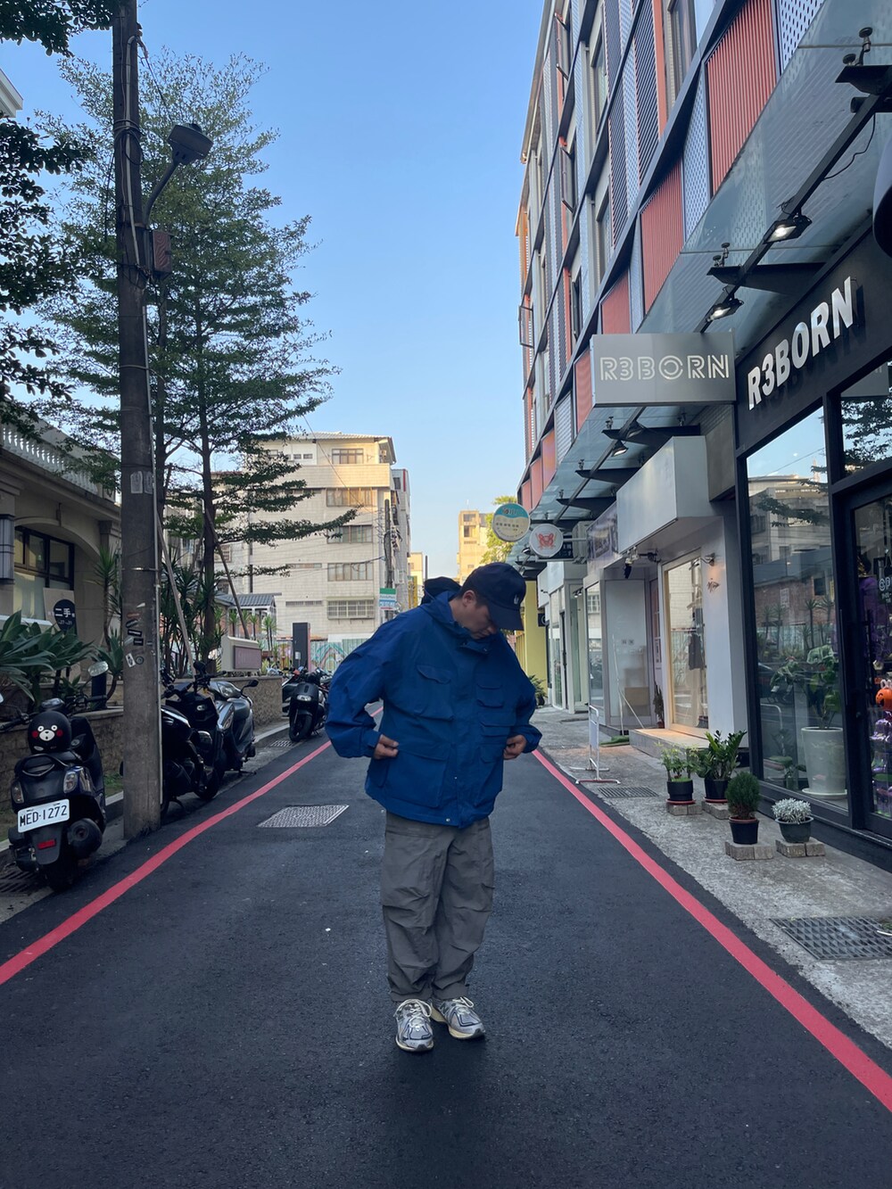 「一中r3born」｜「R3BORN1920のアイテム（チノパンツ、シルバー系）」を使った、kevinlai2530さん（メンズ・165cm）の秋コーディネートの2枚目の写真