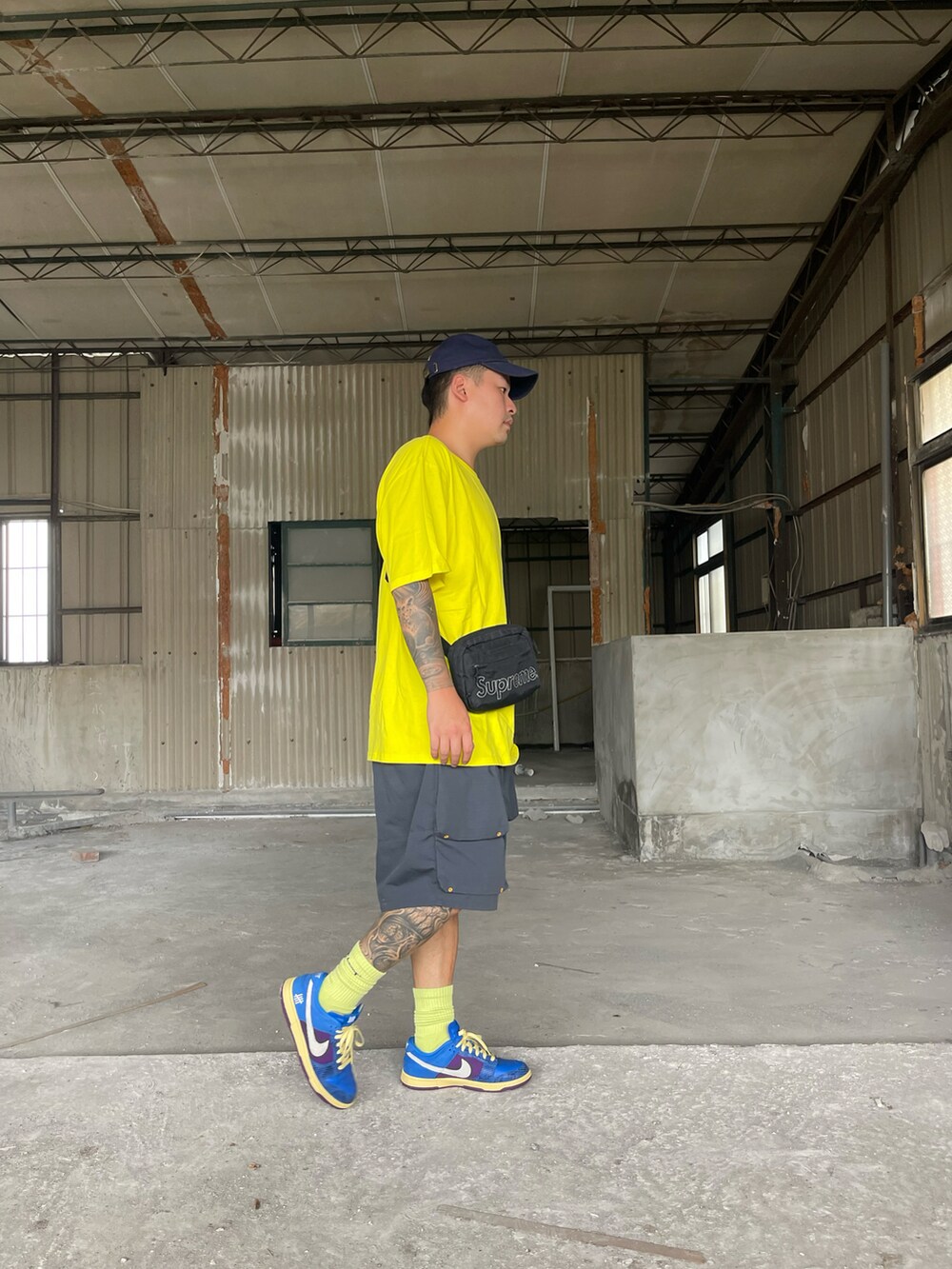 「一中街」｜「NIKEのアイテム（スニーカー、ブルー系）」を使った、kevinlai2530さん（メンズ・165cm）の秋コーディネートの3枚目の写真