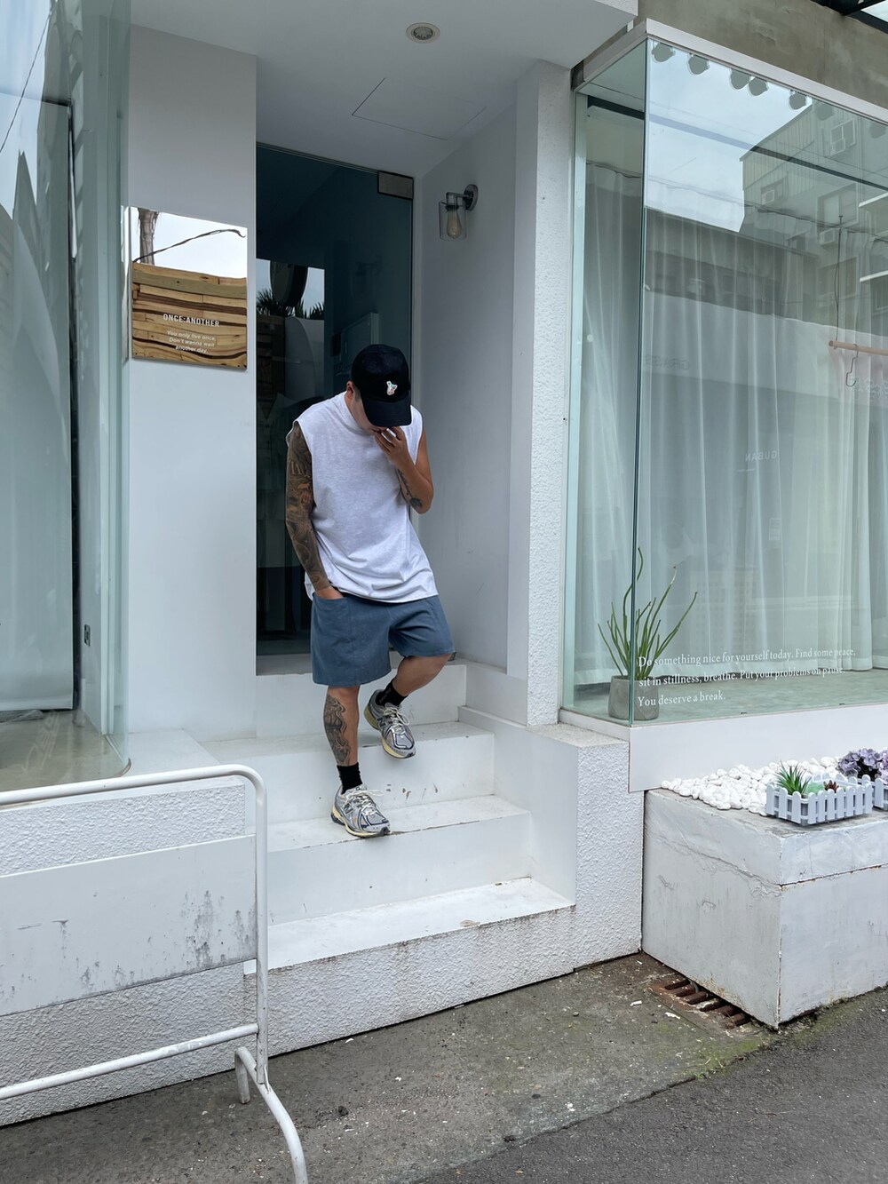 「一中街、一中r3born、r3born1920」｜「NEW BALANCEのM1906R（スニーカー、シルバー系）」を使った、kevinlai2530さん（メンズ・165cm）の秋コーディネートの2枚目の写真