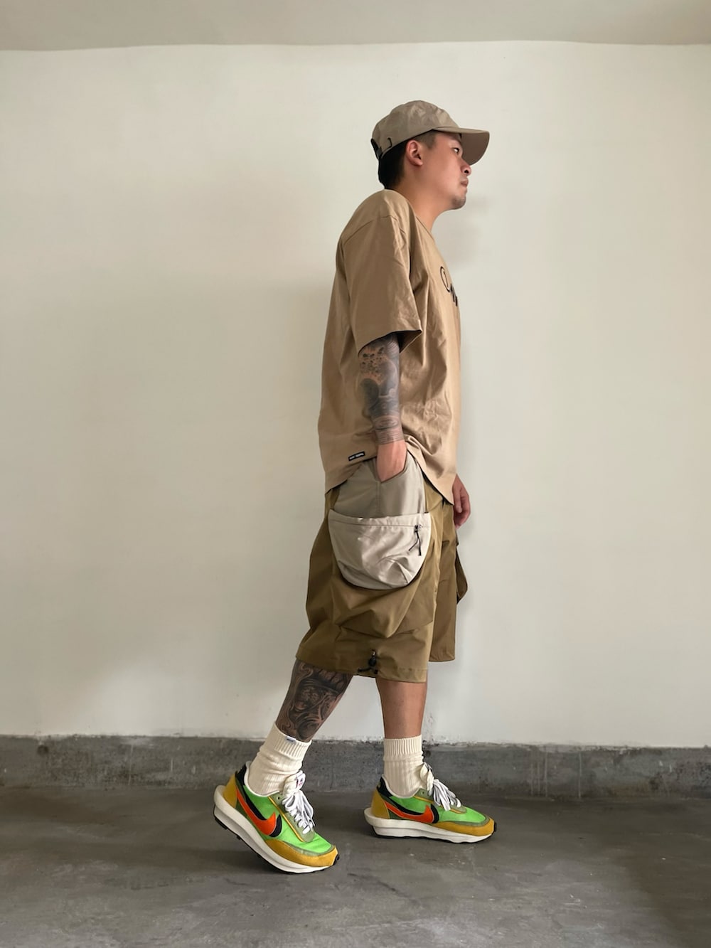 「一中街」｜「NIKEのアイテム（スニーカー、グリーン系）」を使った、kevinlai2530さん（メンズ・165cm）の秋コーディネートの3枚目の写真
