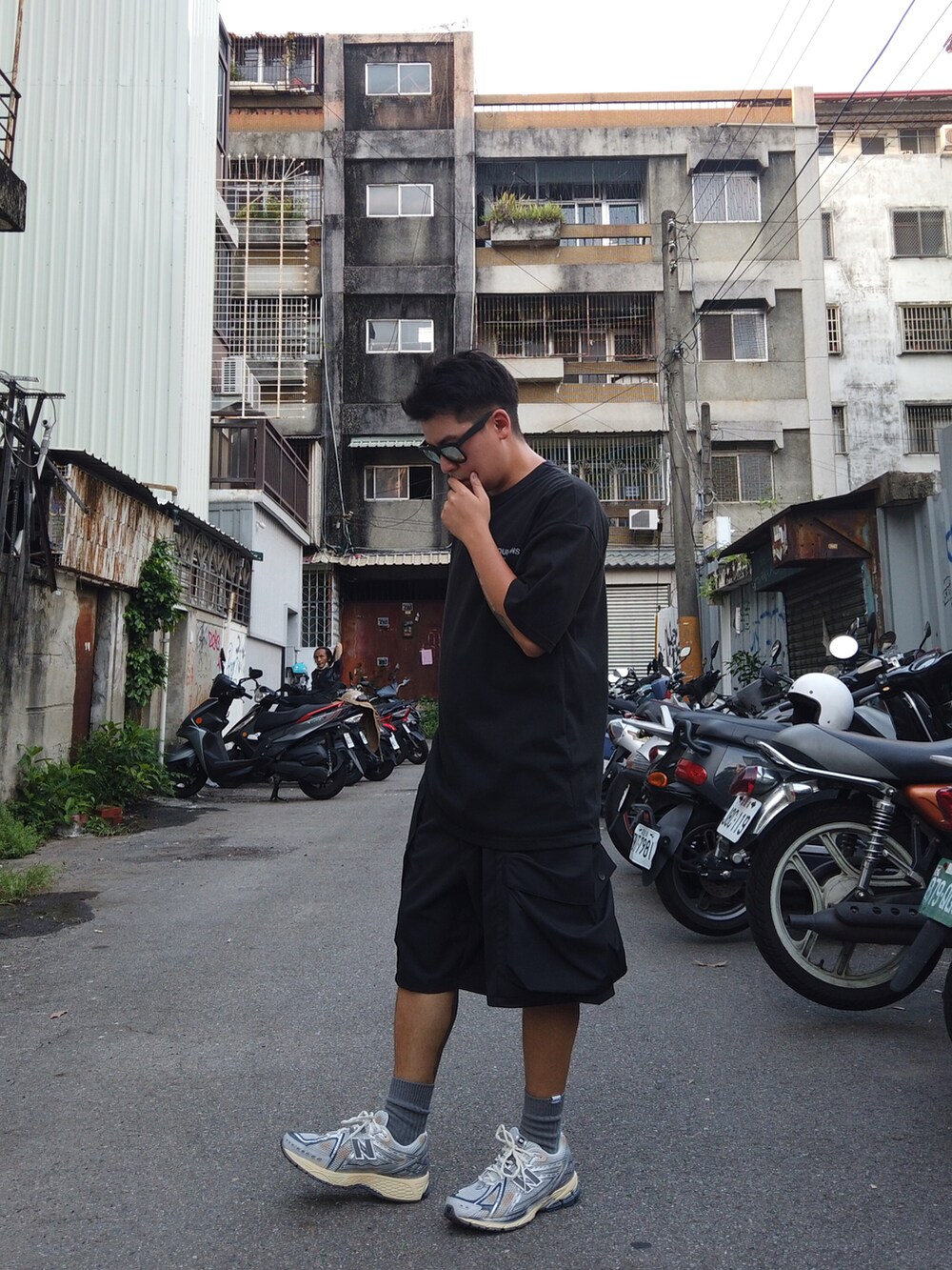 「一中街、一中r3born、r3born1920」｜「NEW BALANCEのM1906R（スニーカー、シルバー系）」を使った、kevinlai2530さん（メンズ・165cm）の秋コーディネートの2枚目の写真