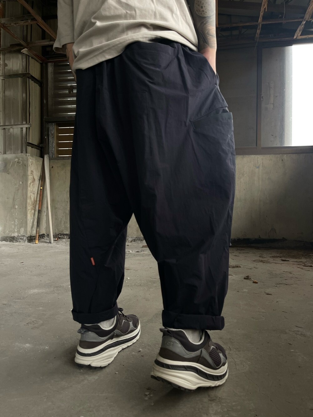 「一中街」｜「UNIQLOのアイテム（Tシャツ/カットソー、グレー系）」を使った、kevinlai2530さん（メンズ・165cm）の秋コーディネートの4枚目の写真