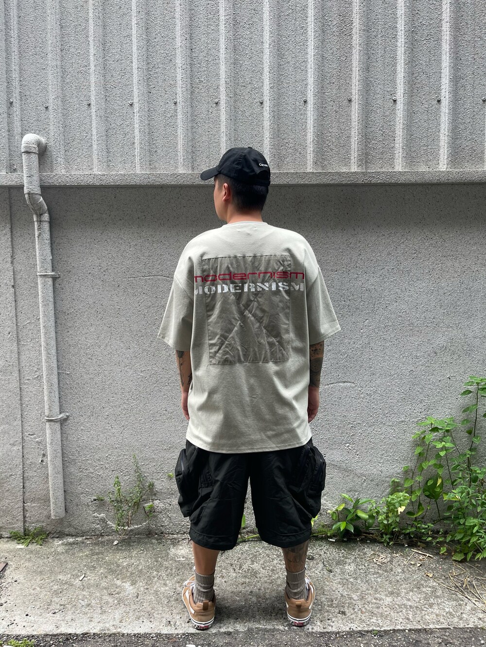 「一中街」｜「VANSのアイテム（スニーカー、ブラウン系）」を使った、kevinlai2530さん（メンズ・165cm）の秋コーディネートの2枚目の写真