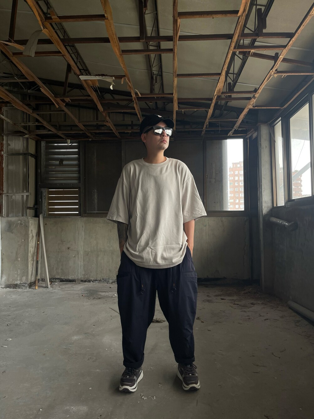 「一中街」｜「UNIQLOのアイテム（Tシャツ/カットソー、グレー系）」を使った、kevinlai2530さん（メンズ・165cm）の秋コーディネートの2枚目の写真