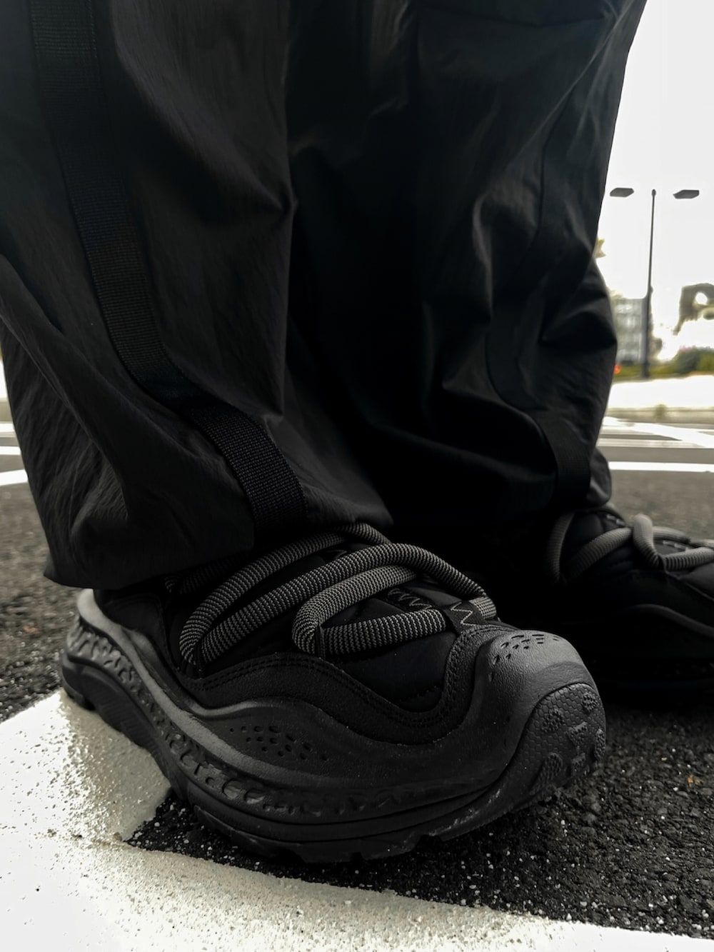 「ootd、ootdtw、ootdfashion、black、GOOPiMADE、NEWEYE、HOKAONEONE、HOKA」｜「Goopimadeのアイテム（MA-1、ブラック系）」を使った、kevinlai2530さん（メンズ・165cm）の春コーディネートの3枚目の写真