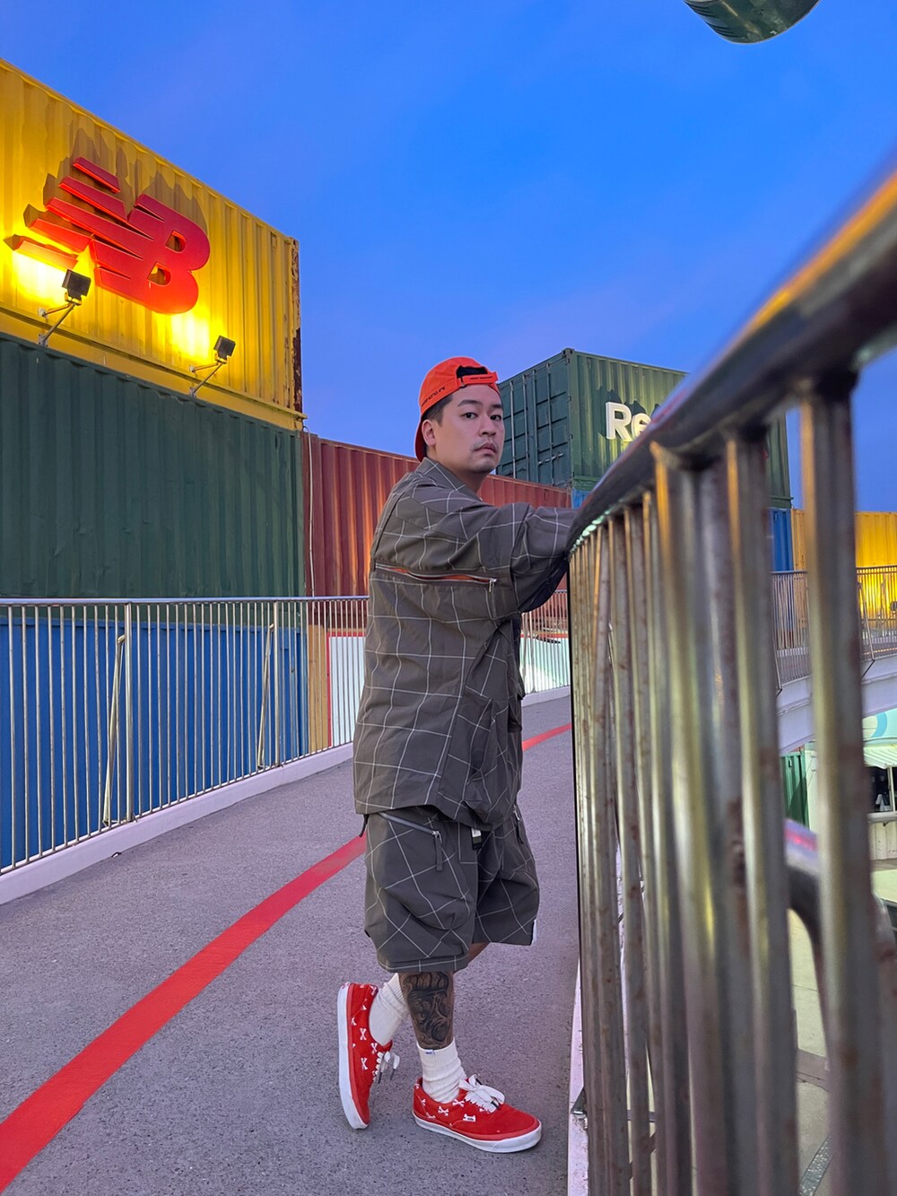 「一中r3born」｜「Goopimadeのアイテム（その他アウター、グリーン系）」を使った、kevinlai2530さん（メンズ・165cm）の秋コーディネートの2枚目の写真