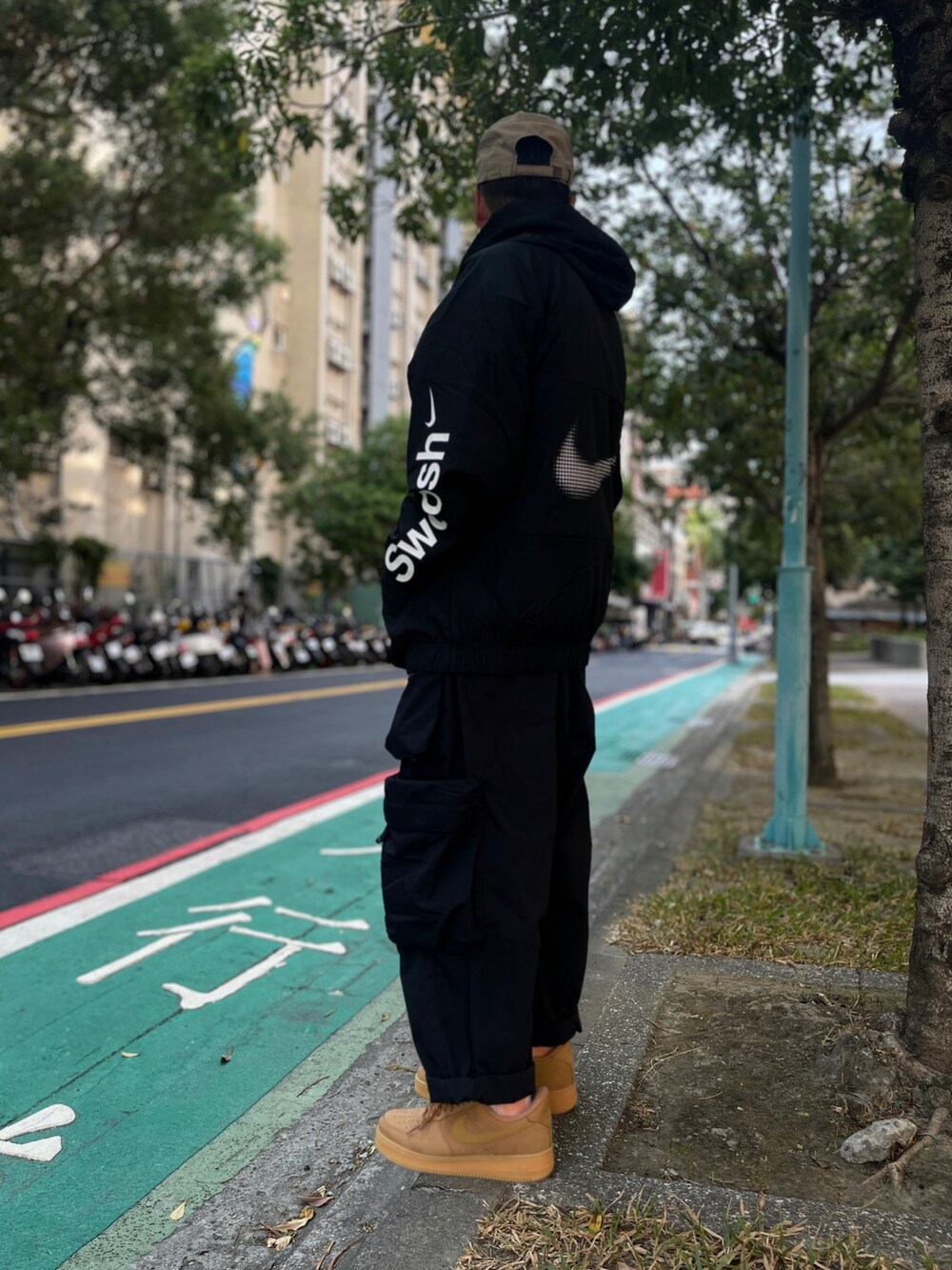 「一中r3born」｜「UNIQLOのアイテム（Tシャツ/カットソー、ブラウン系）」を使った、kevinlai2530さん（メンズ・165cm）の秋コーディネートの2枚目の写真