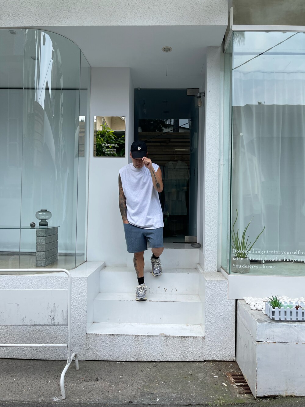 「一中街、一中r3born、r3born1920」｜「NEW BALANCEのM1906R（スニーカー、シルバー系）」を使った、kevinlai2530さん（メンズ・165cm）の秋コーディネートの3枚目の写真