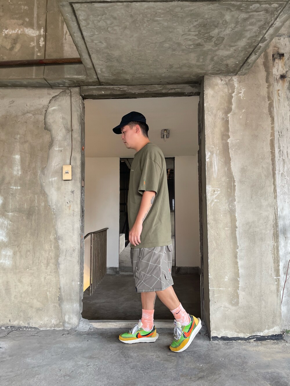 「一中街」｜「NIKEのアイテム（スニーカー、グリーン系）」を使った、kevinlai2530さん（メンズ・165cm）の秋コーディネートの2枚目の写真