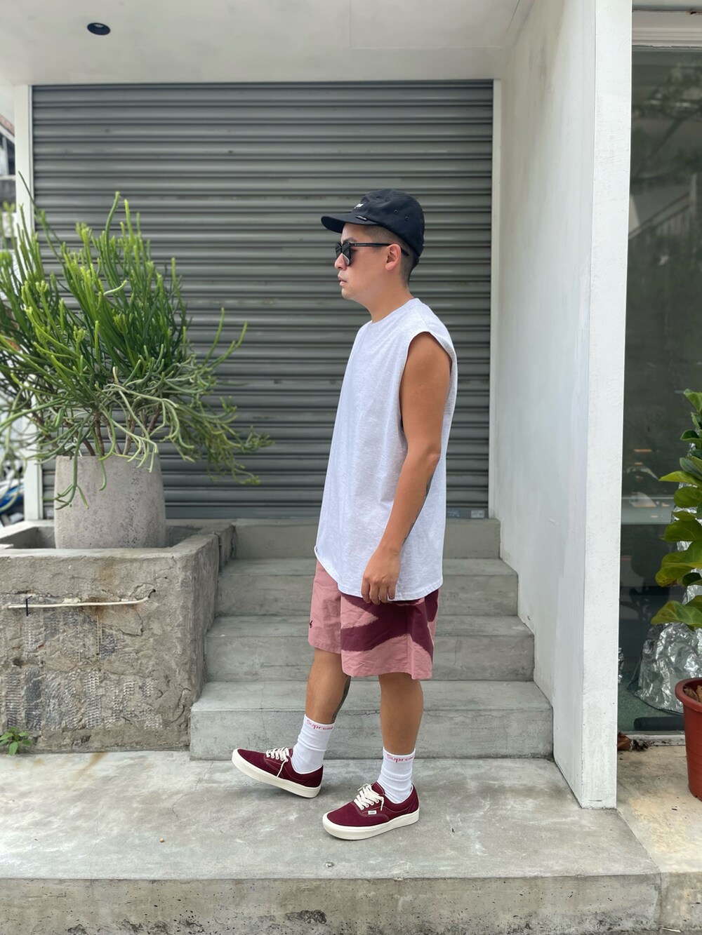 「一中街」｜「VANSのアイテム（スニーカー、レッド系）」を使った、kevinlai2530さん（メンズ・165cm）の秋コーディネートの4枚目の写真