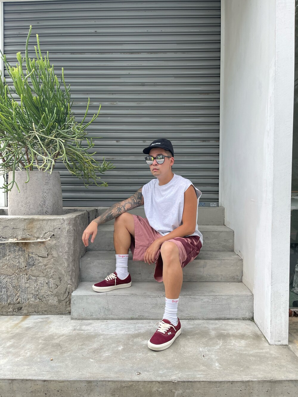 「一中街」｜「VANSのアイテム（スニーカー、レッド系）」を使った、kevinlai2530さん（メンズ・165cm）の秋コーディネートの2枚目の写真