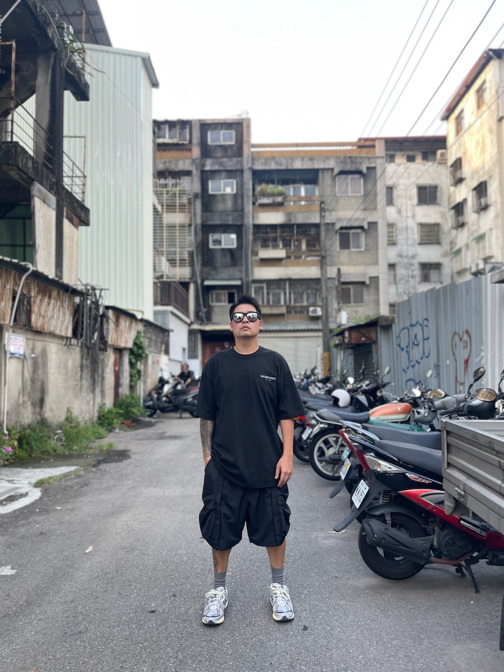 「一中街、一中r3born、r3born1920」｜「NEW BALANCEのM1906R（スニーカー、シルバー系）」を使った、kevinlai2530さん（メンズ・165cm）の秋コーディネートの3枚目の写真
