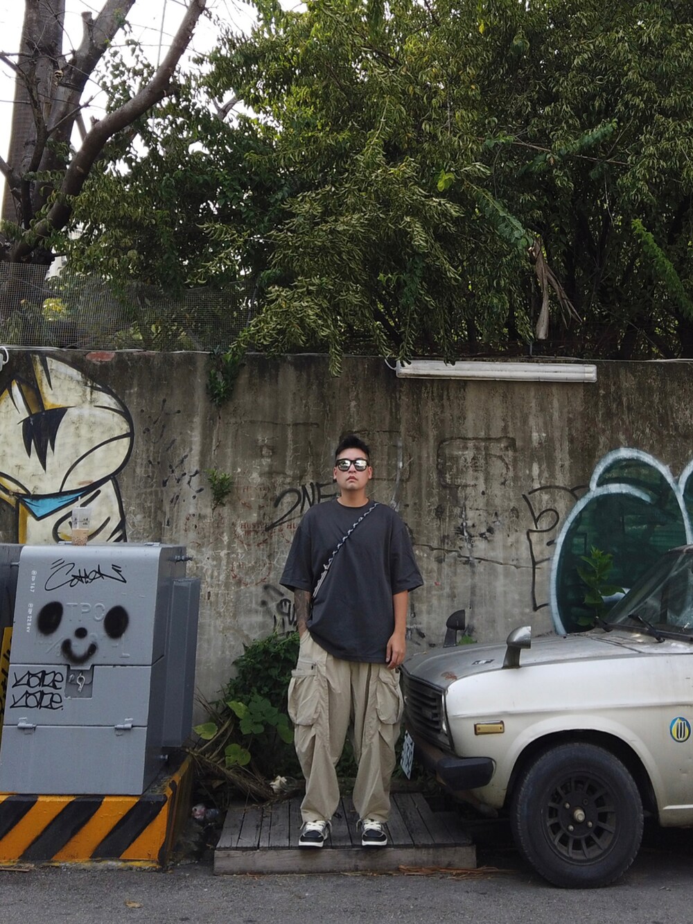 「一中街、一中r3born、r3born1920」｜「Goopimadeのアイテム（チノパンツ、ベージュ系）」を使った、kevinlai2530さん（メンズ・165cm）の秋コーディネートの2枚目の写真