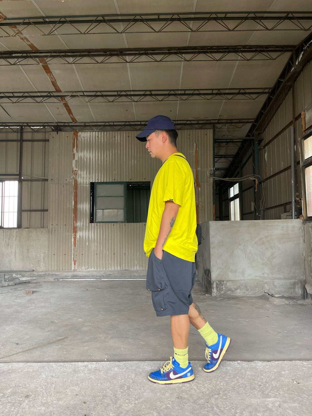 「一中街」｜「NIKEのアイテム（スニーカー、ブルー系）」を使った、kevinlai2530さん（メンズ・165cm）の秋コーディネートの2枚目の写真