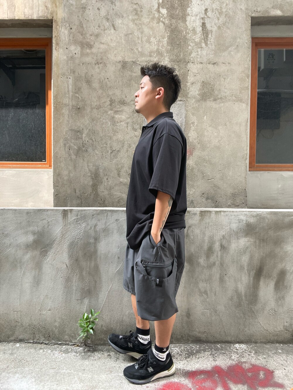 「一中街」｜「NEW BALANCEのアイテム（スニーカー、ブラック系）」を使った、kevinlai2530さん（メンズ・165cm）の秋コーディネートの2枚目の写真