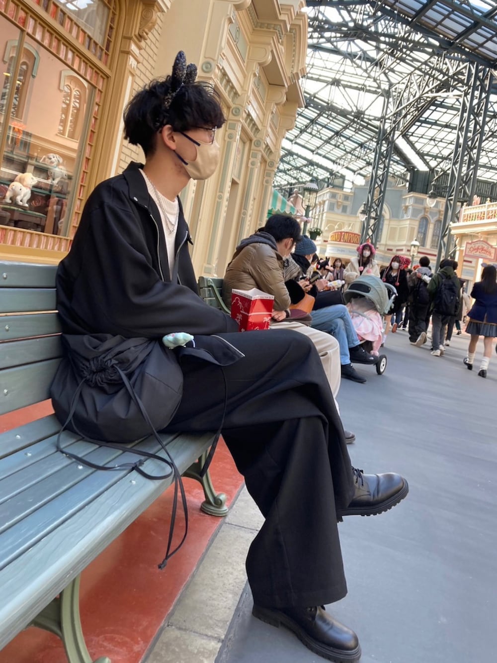 ブラック系のその他パンツ、ブラック系のブルゾン、ホワイト系のニット/セーターを着用したメンズの冬コーディネートの2枚目の写真