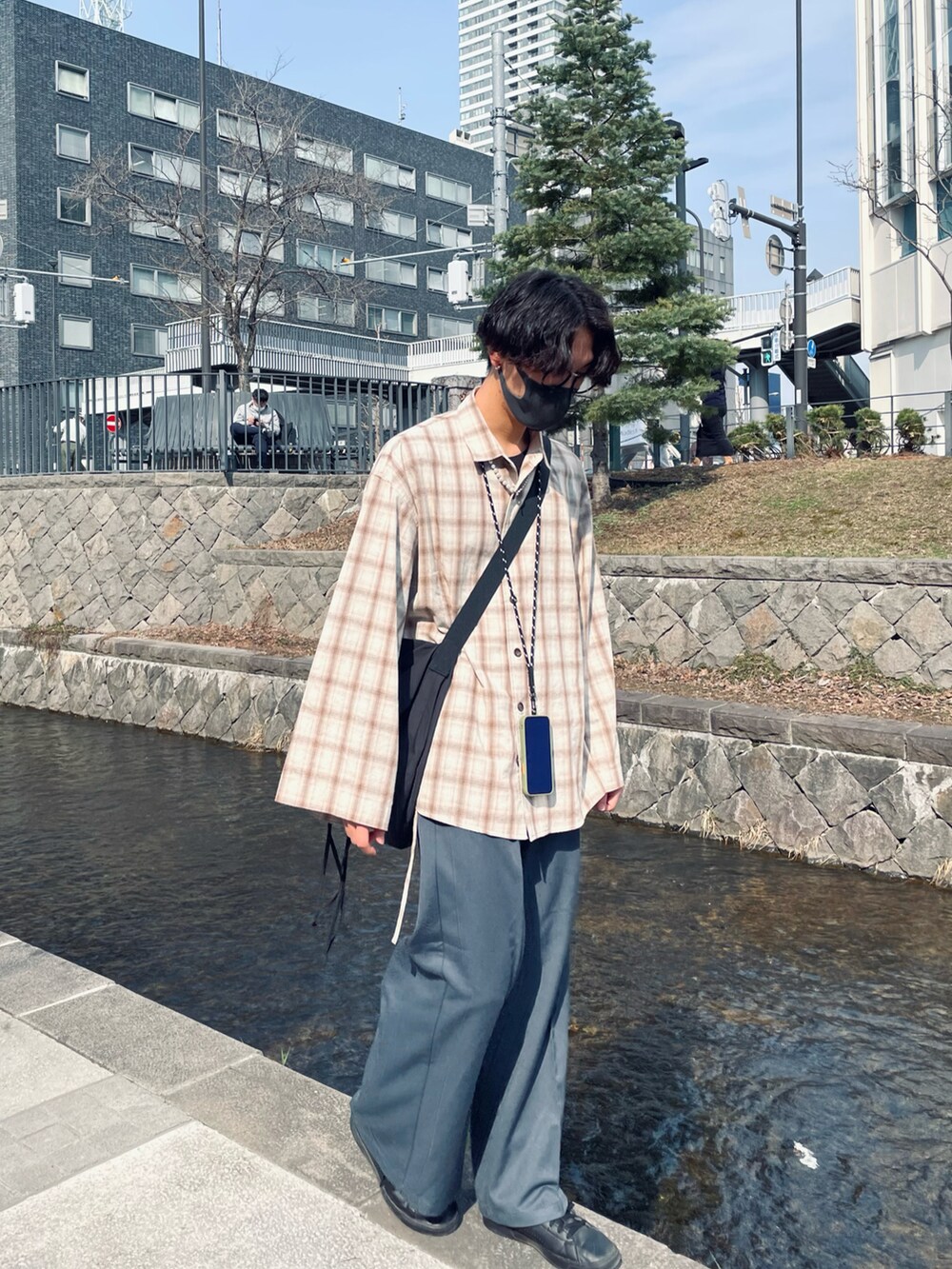 ブルー系のスラックス、ベージュ系のシャツ/ブラウス、その他のその他を着用したメンズの春コーディネートの2枚目の写真