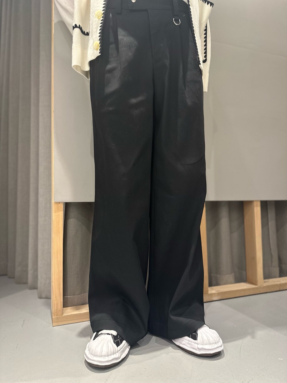 ホワイト系のカーディガン/ボレロ、ホワイト系のTシャツ/カットソー、ブラック系のスニーカーを着用したメンズの夏コーディネートの4枚目の写真