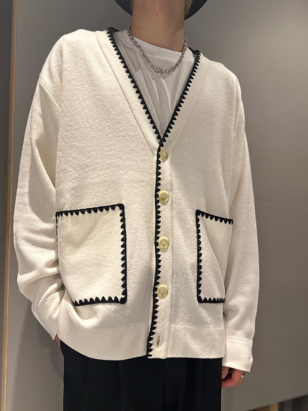 ホワイト系のカーディガン/ボレロ、ホワイト系のTシャツ/カットソー、ブラック系のスニーカーを着用したメンズの夏コーディネートの5枚目の写真