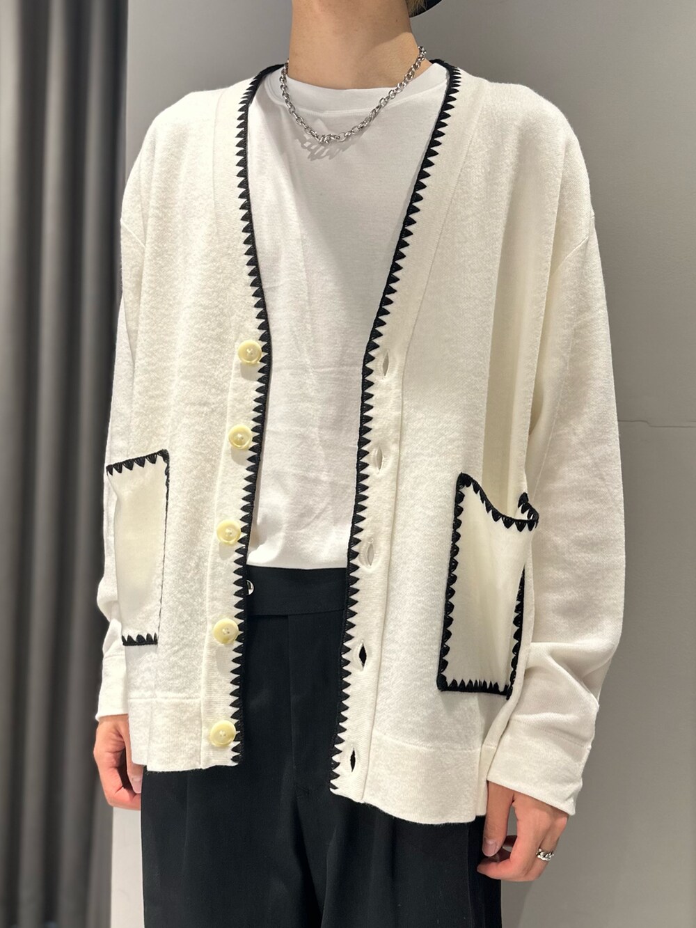 ホワイト系のカーディガン/ボレロ、ホワイト系のTシャツ/カットソー、ブラック系のスニーカーを着用したメンズの夏コーディネートの2枚目の写真