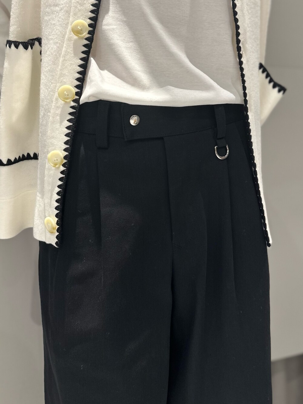 ホワイト系のカーディガン/ボレロ、ホワイト系のTシャツ/カットソー、ブラック系のスニーカーを着用したメンズの夏コーディネートの3枚目の写真