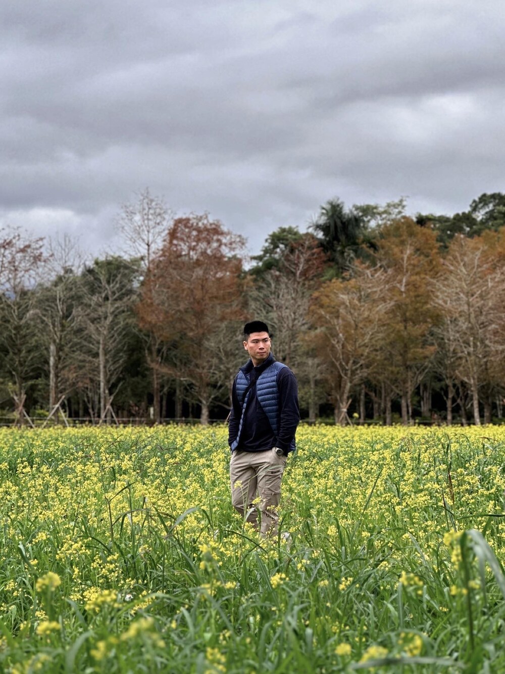 ブルー系のTシャツ/カットソー、ブルー系のダウンジャケット/コートを着用したメンズの冬コーディネートの3枚目の写真