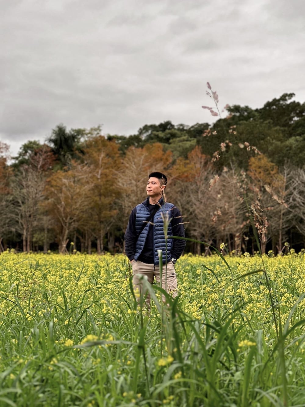 ブルー系のTシャツ/カットソー、ブルー系のダウンジャケット/コートを着用したメンズの冬コーディネートの4枚目の写真