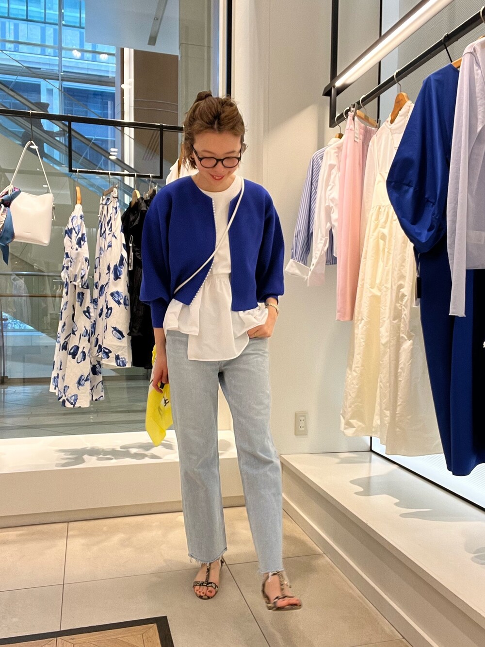 「カーディガン、ブルーコーデ、デニムパンツ、スカーフ、ポシェット、休日コーデ、シンプルスタイル、カジュアルコーデ、シンプルコーデ、高身長女子、カラーコーデ、パンツスタイル、アラフォー、アラフォーコーデ、オトナカワイイ」｜「NOLLEY’Sの《手洗い可能》ミニパールカーディガン（カーディガン/ボレロ、ブルー系）」を使った、akiyamaさん（レディース・168cm）の春コーディネートの3枚目の写真