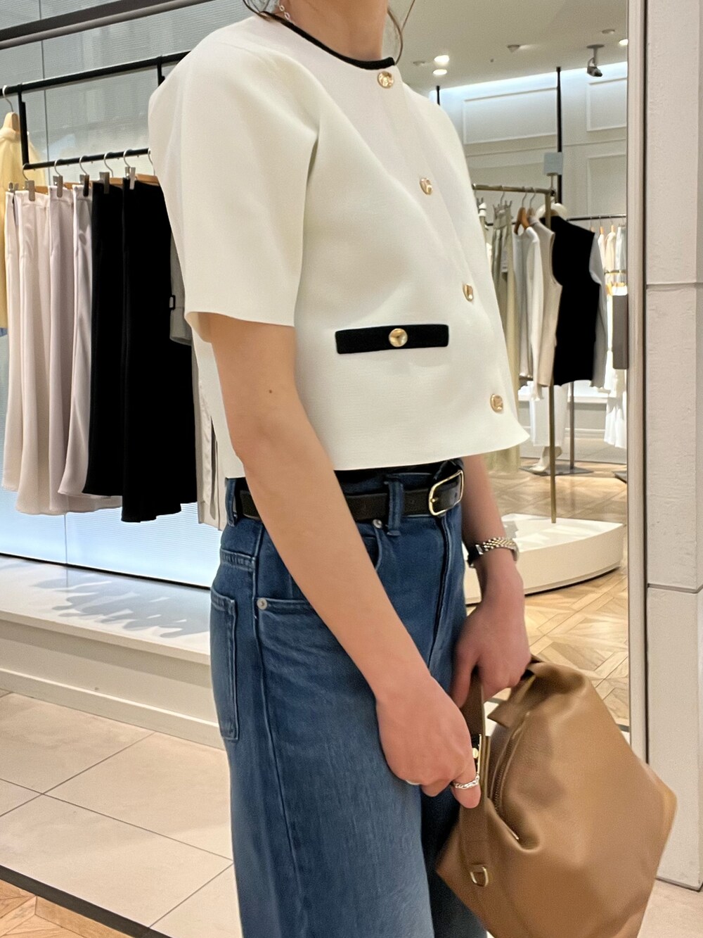 「大人カジュアル、大人女子、ラクチンコーデ、大人かわいい、デニム、カジュアルコーデ、休日、半袖、高身長女子、アラフォー、アラフィフ、ノーリーズ、ノーリーズソフィー」｜「NOLLEY’Sの《セットアップ対応》《手洗い可能》ミラノリブ半袖ジャケット（ノーカラージャケット、ホワイト系）」を使った、akiyamaさん（レディース・168cm）の春コーディネートの4枚目の写真