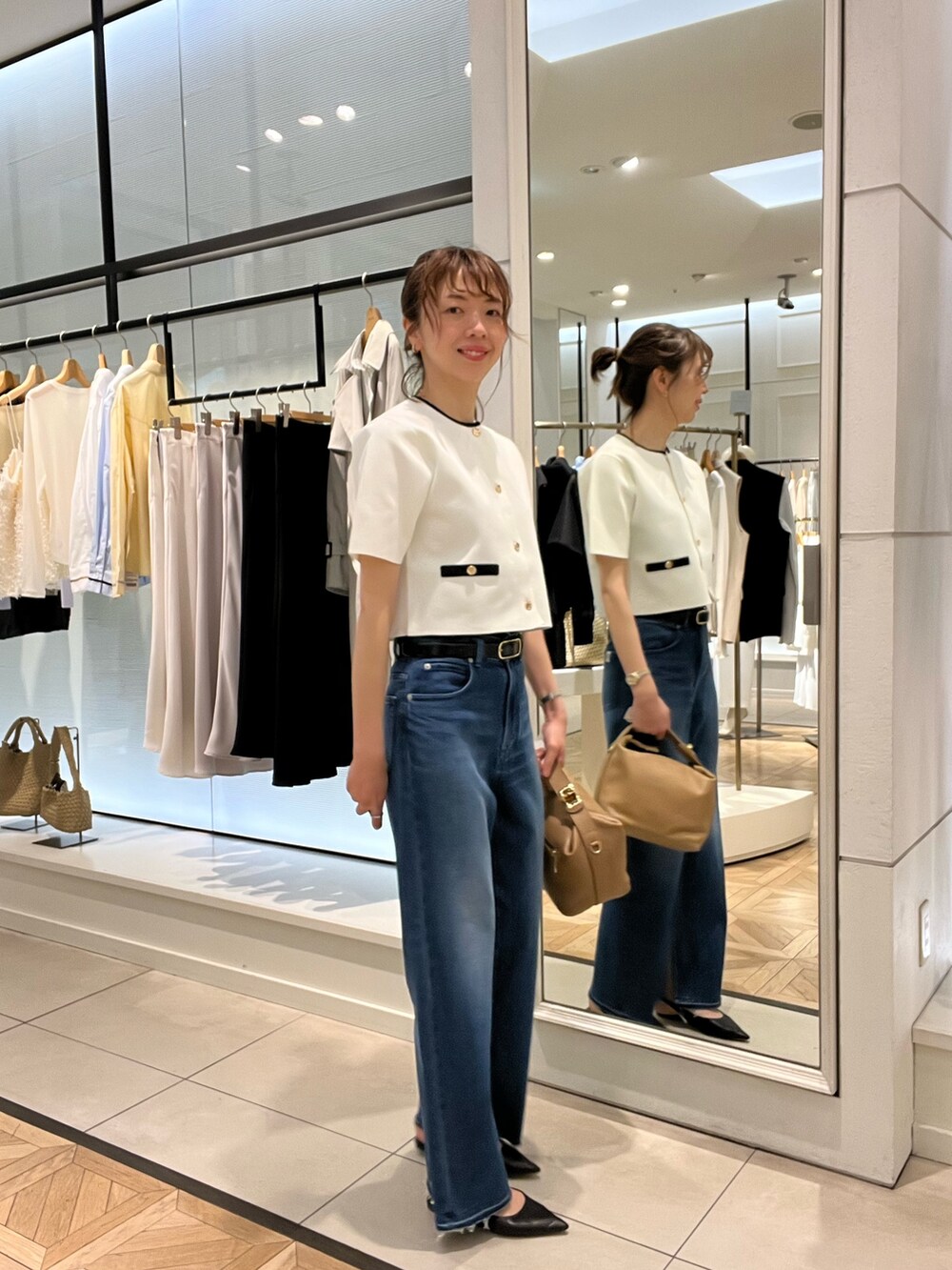 「大人カジュアル、大人女子、ラクチンコーデ、大人かわいい、デニム、カジュアルコーデ、休日、半袖、高身長女子、アラフォー、アラフィフ、ノーリーズ、ノーリーズソフィー」｜「NOLLEY’Sの《セットアップ対応》《手洗い可能》ミラノリブ半袖ジャケット（ノーカラージャケット、ホワイト系）」を使った、akiyamaさん（レディース・168cm）の春コーディネートの2枚目の写真