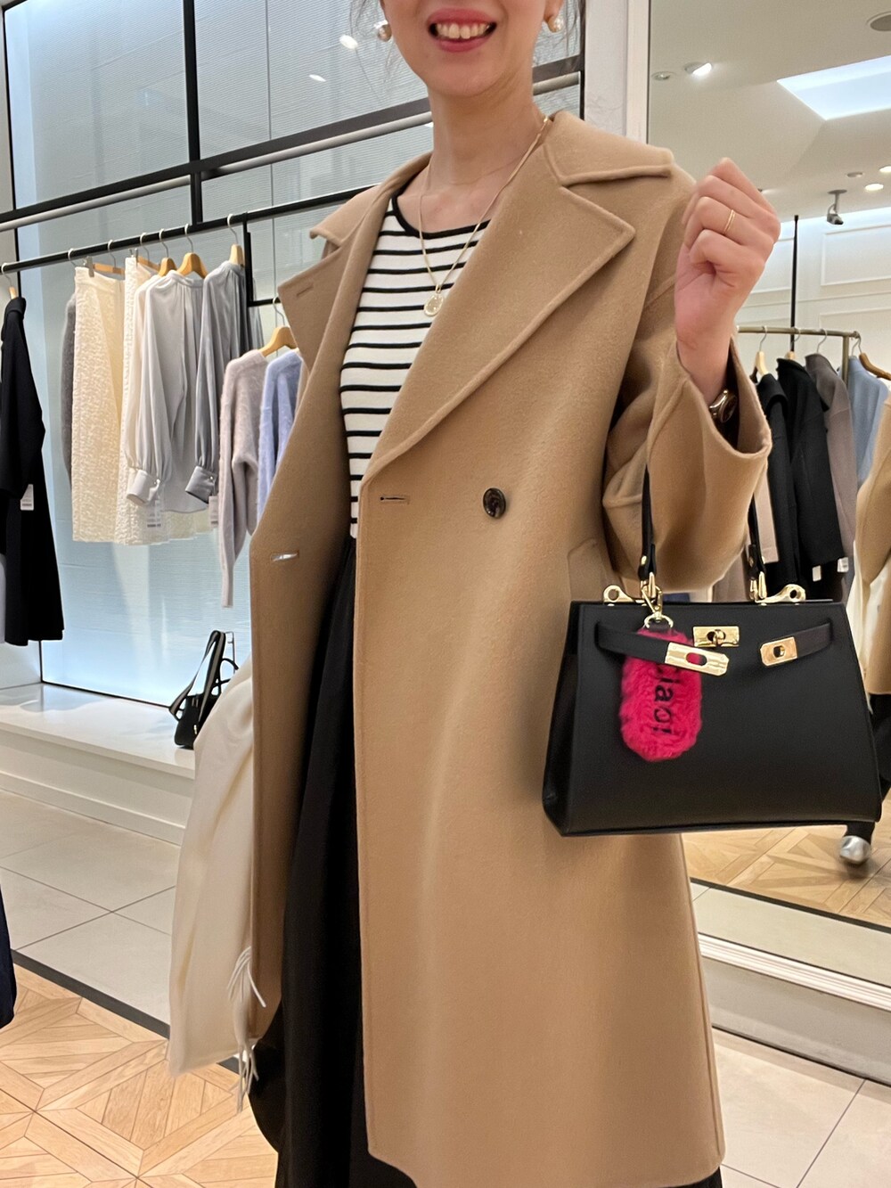 「おでかけコーデ、休日スタイル、オトナカワイイ、大人コーデ、冬のコーデ、大人ガーリー、大人女子、高身長女子、ノーリーズ、ワンピース、ボーダーワンピース、キャメル、リバーコート、チャーム、アラフォー」|「NOLLEY’SのS140シャルムビーバーリバーコート(その他アウター、イエロー系)」を使った、akiyamaさん(レディース・168cm)の冬コーディネートの2枚目の写真