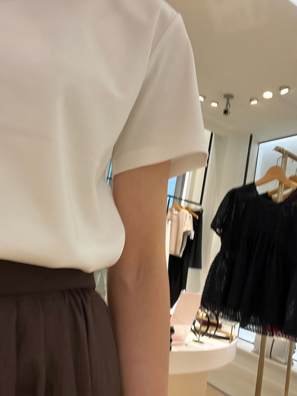 「白Tシャツ、大人カジュアルコーデ、夏服、大人かわいい、夏だ！Tシャツ着よう！、ブラウン、高身長女子、ノーリーズ、ノーリーズソフィー、アラフォー、アラフィフ、アラフォーコーデ、白シャツ、白シャツコーデ、ブラウンスカート」｜「NOLLEY’Sの高機能 LA＋スムースTシャツ（Tシャツ/カットソー、ホワイト系）」を使った、akiyamaさん（レディース・168cm）の夏コーディネートの4枚目の写真