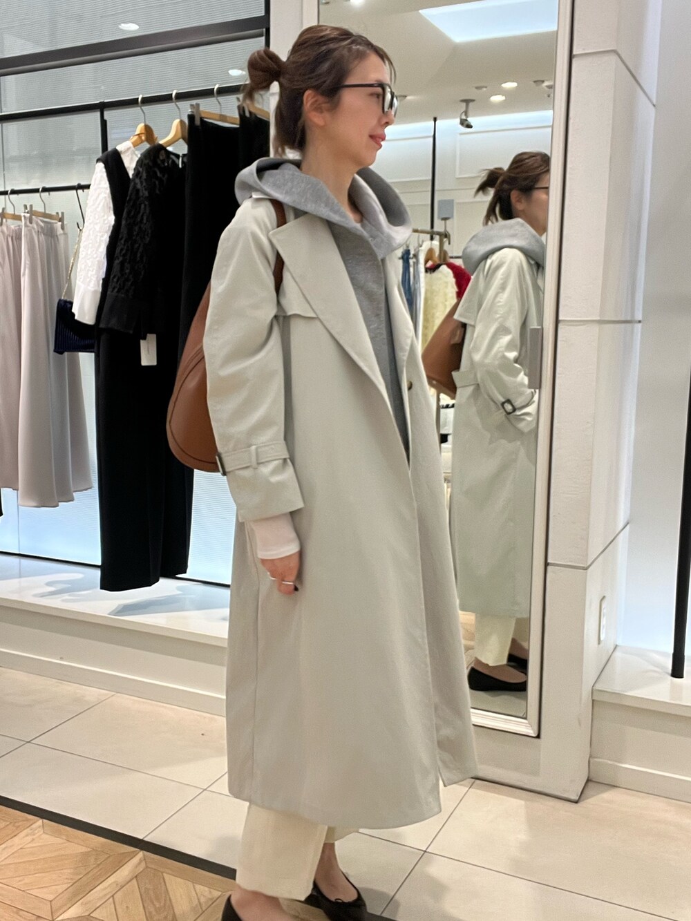 「メガネ女子、春服コーデ、オトナ女子、春先取り、大人かわいい、楽チンコーデ、高身長女子、モノトーン、ノーリーズ、アラフォー、アラフィフ、40代ファッション、40代女性、トレンチコート」｜「NOLLEY’Sのウェリントンメガネ（メガネ、ブラック系）」を使った、akiyamaさん（レディース・168cm）の冬コーディネートの2枚目の写真