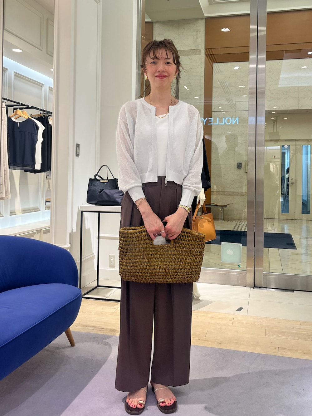 「ワイドパンツ、サンダル、シンプルコーデ、大人女子、オトナカジュアル、オトナカワイイ、シアーニット、シアーニットカーディガン、ブラウンパンツ、ブラウンコーデ、ブラウン、高身長女子、アラフォー、アラフィフ、アラフォーコーデ」｜「NOLLEY’S Sophiの《手洗い可能》ラメメッシュZIPカーディガン（カーディガン/ボレロ、ホワイト系）」を使った、akiyamaさん（レディース・168cm）の春コーディネートの4枚目の写真