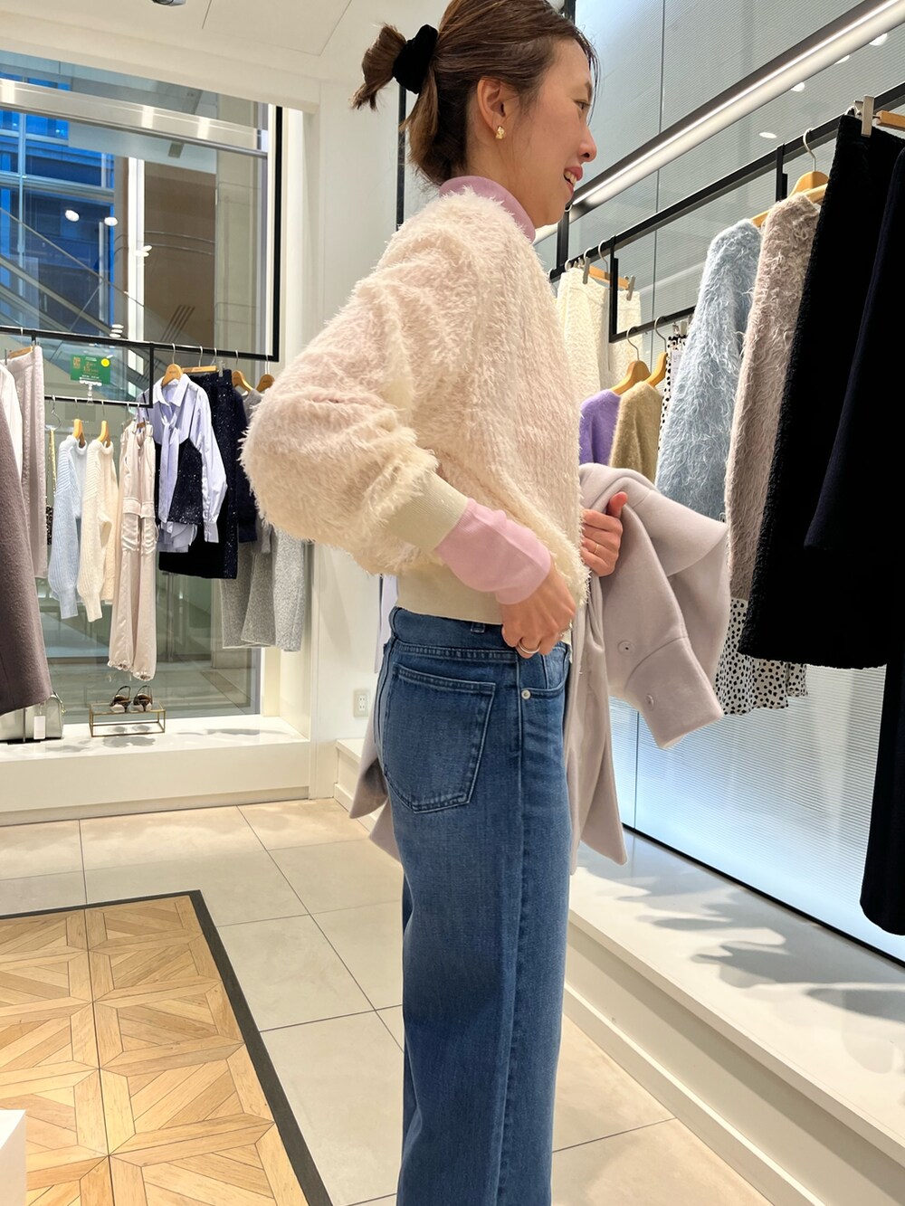 「大人コーデ、オトナカジュアル、オトナカワイイ、休日スタイル、女子会コーデ、大人女子、高身長コーデ、デニムコーデ、デニムパンツ、デニム、アラフォー、アラフィフ、40代ファッション、40代女性」｜「NOLLEY’S Sophiのショートビーバースタンドコート 24AW（その他アウター、ベージュ系）」を使った、akiyamaさん（レディース・168cm）の冬コーディネートの6枚目の写真