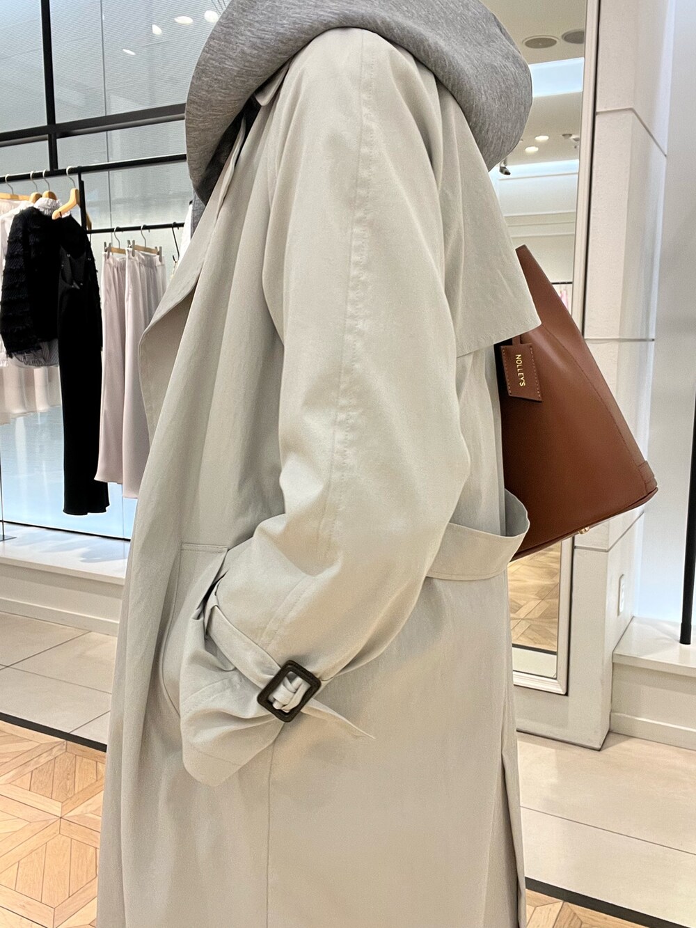 「メガネ女子、春服コーデ、オトナ女子、春先取り、大人かわいい、楽チンコーデ、高身長女子、モノトーン、ノーリーズ、アラフォー、アラフィフ、40代ファッション、40代女性、トレンチコート」｜「NOLLEY’Sのウェリントンメガネ（メガネ、ブラック系）」を使った、akiyamaさん（レディース・168cm）の冬コーディネートの6枚目の写真
