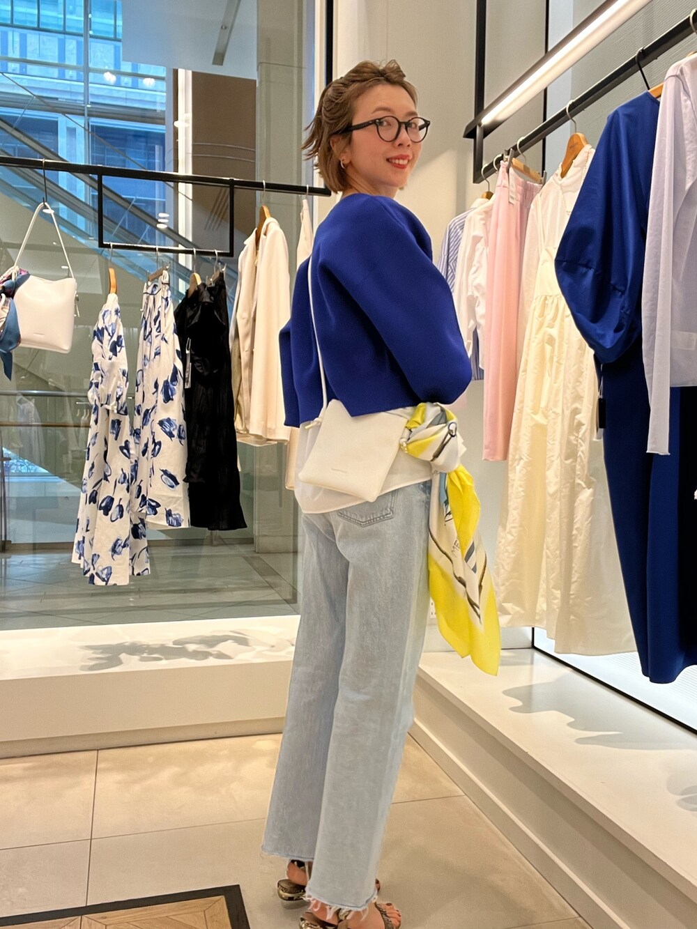 「カーディガン、ブルーコーデ、デニムパンツ、スカーフ、ポシェット、休日コーデ、シンプルスタイル、カジュアルコーデ、シンプルコーデ、高身長女子、カラーコーデ、パンツスタイル、アラフォー、アラフォーコーデ、オトナカワイイ」｜「NOLLEY’Sの《手洗い可能》ミニパールカーディガン（カーディガン/ボレロ、ブルー系）」を使った、akiyamaさん（レディース・168cm）の春コーディネートの2枚目の写真