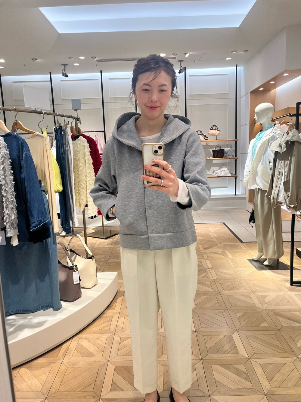 「メガネ女子、春服コーデ、オトナ女子、春先取り、大人かわいい、楽チンコーデ、高身長女子、モノトーン、ノーリーズ、アラフォー、アラフィフ、40代ファッション、40代女性、トレンチコート」｜「NOLLEY’Sのウェリントンメガネ（メガネ、ブラック系）」を使った、akiyamaさん（レディース・168cm）の冬コーディネートの4枚目の写真