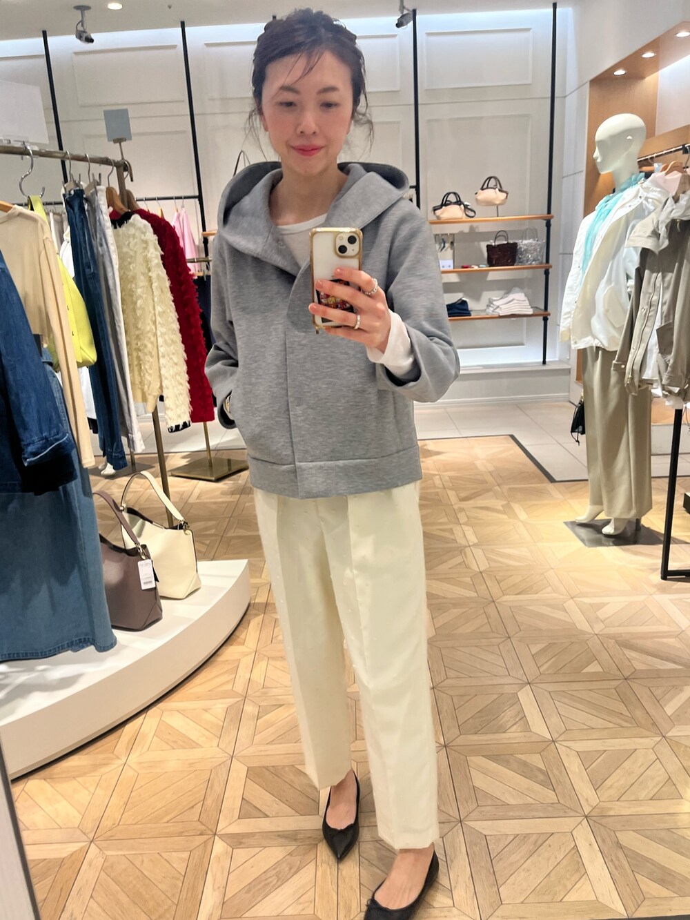「メガネ女子、春服コーデ、オトナ女子、春先取り、大人かわいい、楽チンコーデ、高身長女子、モノトーン、ノーリーズ、アラフォー、アラフィフ、40代ファッション、40代女性、トレンチコート」｜「NOLLEY’Sのウェリントンメガネ（メガネ、ブラック系）」を使った、akiyamaさん（レディース・168cm）の冬コーディネートの5枚目の写真