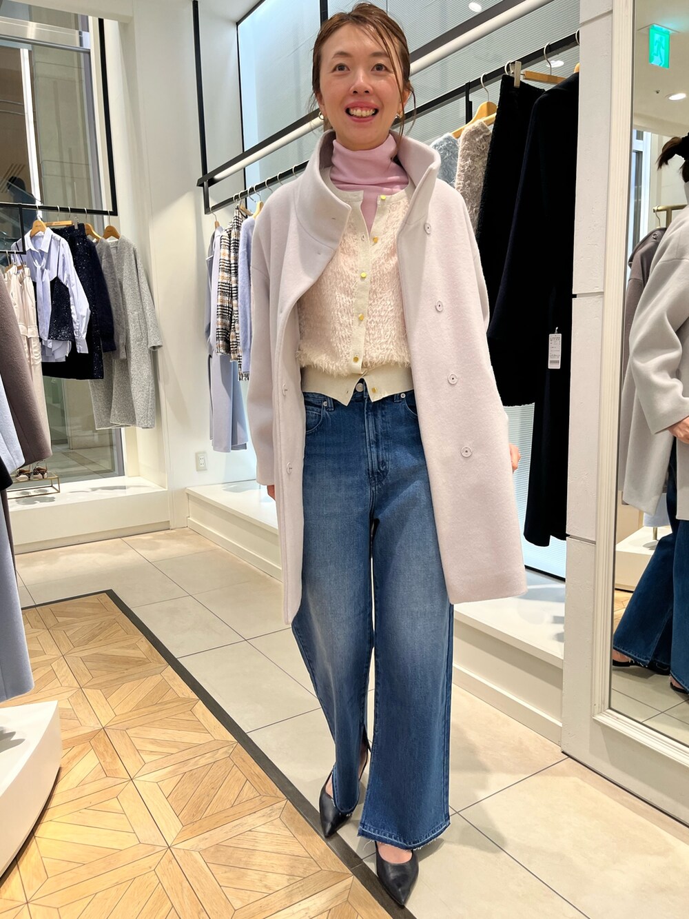 「大人コーデ、オトナカジュアル、オトナカワイイ、休日スタイル、女子会コーデ、大人女子、高身長コーデ、デニムコーデ、デニムパンツ、デニム、アラフォー、アラフィフ、40代ファッション、40代女性」｜「NOLLEY’S Sophiのショートビーバースタンドコート 24AW（その他アウター、ベージュ系）」を使った、akiyamaさん（レディース・168cm）の冬コーディネートの2枚目の写真