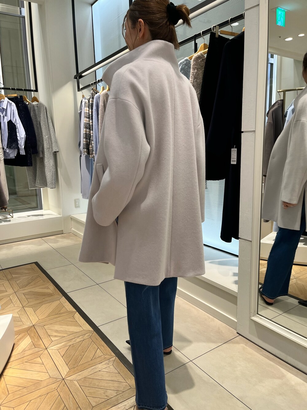 「大人コーデ、オトナカジュアル、オトナカワイイ、休日スタイル、女子会コーデ、大人女子、高身長コーデ、デニムコーデ、デニムパンツ、デニム、アラフォー、アラフィフ、40代ファッション、40代女性」｜「NOLLEY’S Sophiのショートビーバースタンドコート 24AW（その他アウター、ベージュ系）」を使った、akiyamaさん（レディース・168cm）の冬コーディネートの3枚目の写真
