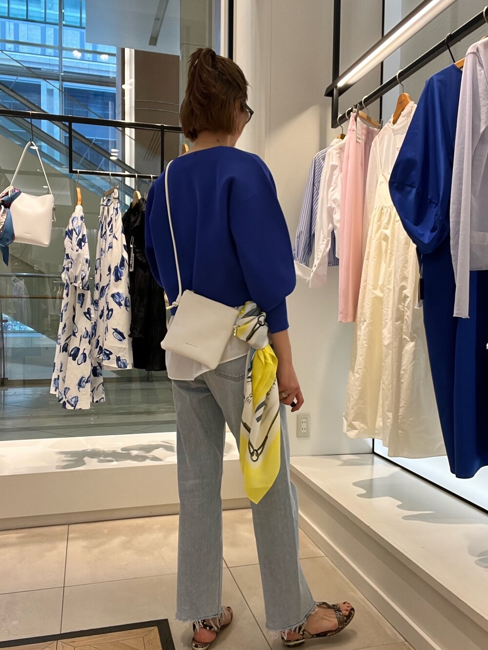 「カーディガン、ブルーコーデ、デニムパンツ、スカーフ、ポシェット、休日コーデ、シンプルスタイル、カジュアルコーデ、シンプルコーデ、高身長女子、カラーコーデ、パンツスタイル、アラフォー、アラフォーコーデ、オトナカワイイ」｜「NOLLEY’Sの《手洗い可能》ミニパールカーディガン（カーディガン/ボレロ、ブルー系）」を使った、akiyamaさん（レディース・168cm）の春コーディネートの4枚目の写真