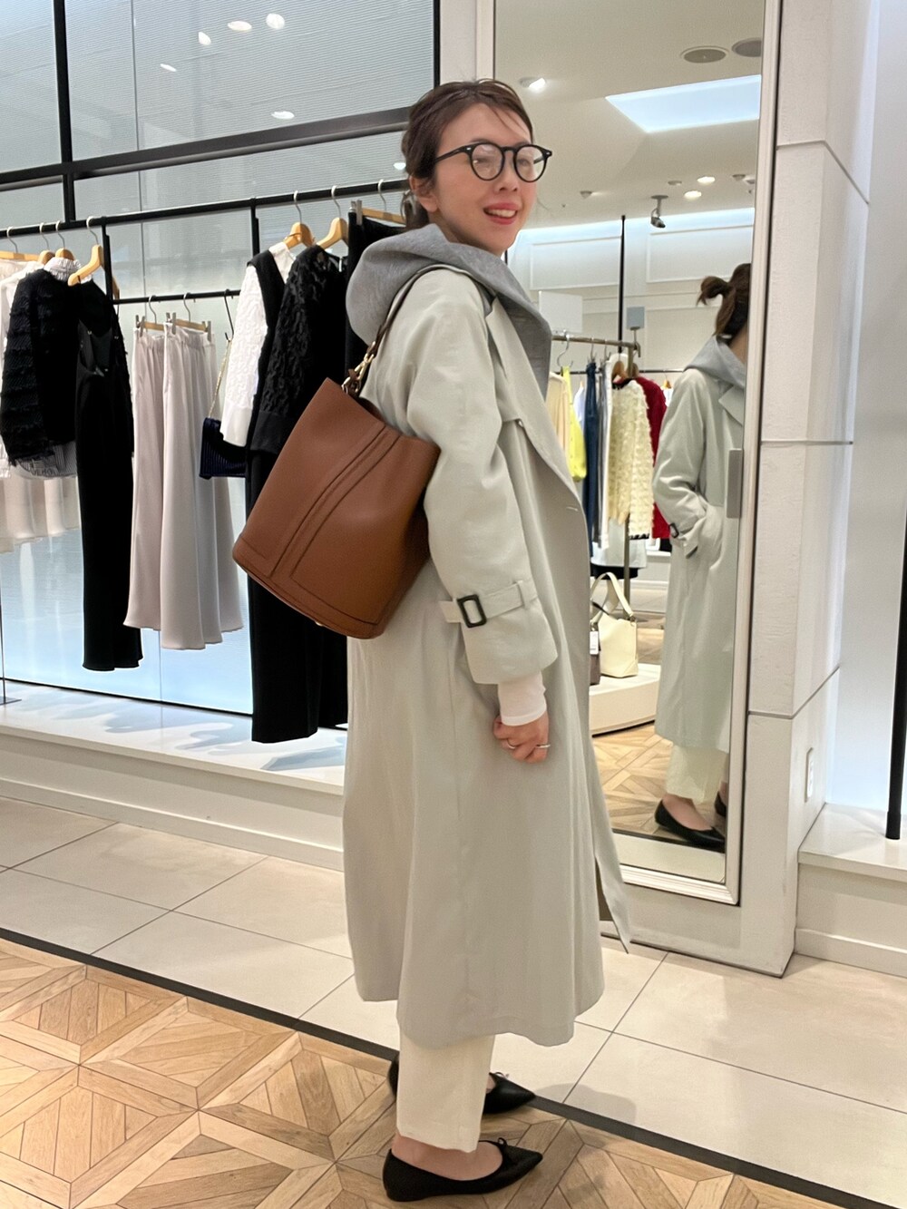 「メガネ女子、春服コーデ、オトナ女子、春先取り、大人かわいい、楽チンコーデ、高身長女子、モノトーン、ノーリーズ、アラフォー、アラフィフ、40代ファッション、40代女性、トレンチコート」｜「NOLLEY’Sのウェリントンメガネ（メガネ、ブラック系）」を使った、akiyamaさん（レディース・168cm）の冬コーディネートの3枚目の写真