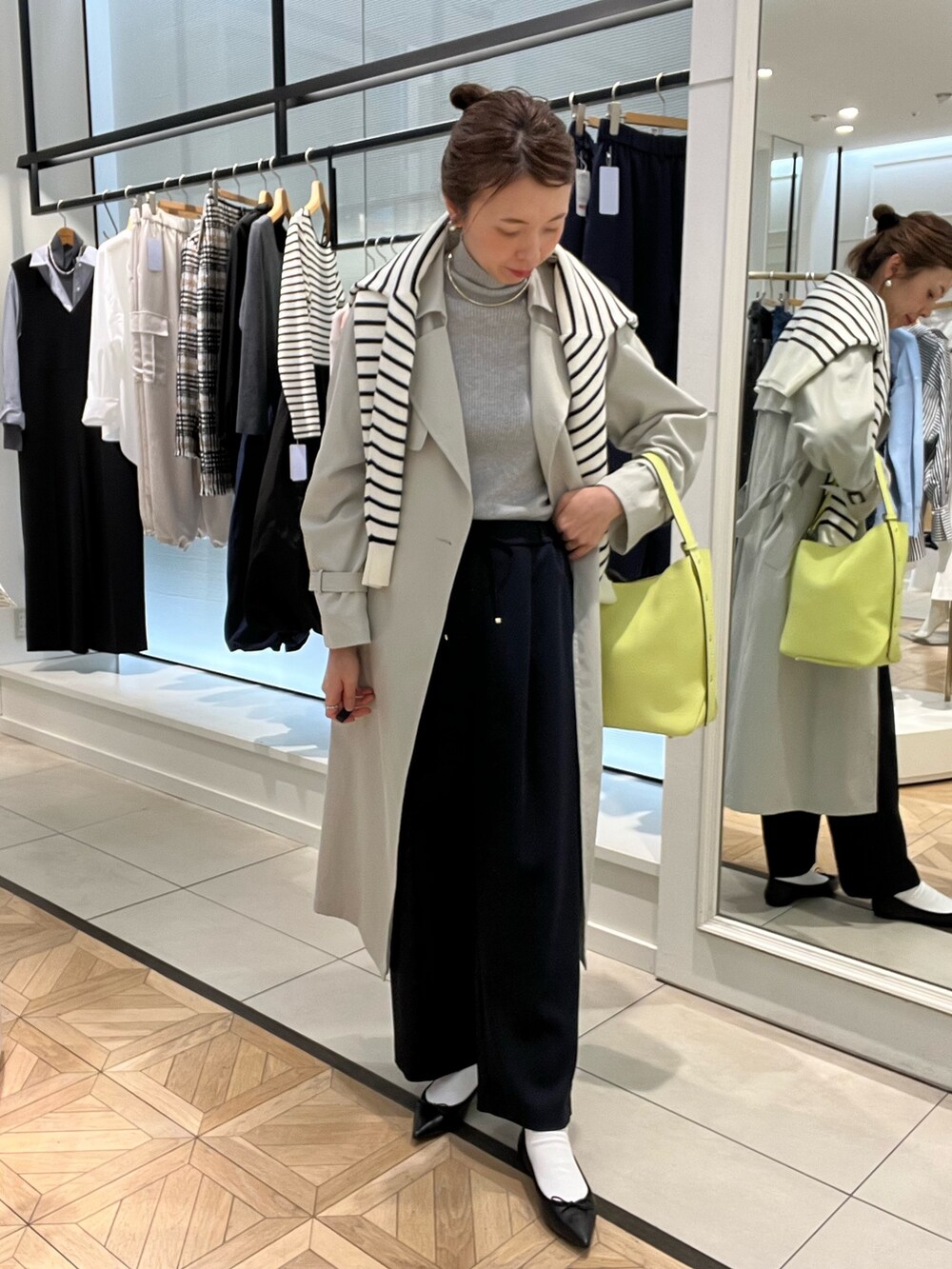 「カジュアルスタイル、大人可愛い、パンツスタイル、春服、リラックススタイル、ニットコーデ、アラフォー、アラフィフ、40代ファッション、40代女性、ノーリーズ、ノーリーズソフィー、トレンチコート、イージーパンツ」|「NOLLEY’S Sophiの撥水ライトトレンチコート(トレンチコート、グリーン系)」を使った、akiyamaさん(レディース・168cm)の冬コーディネートの5枚目の写真