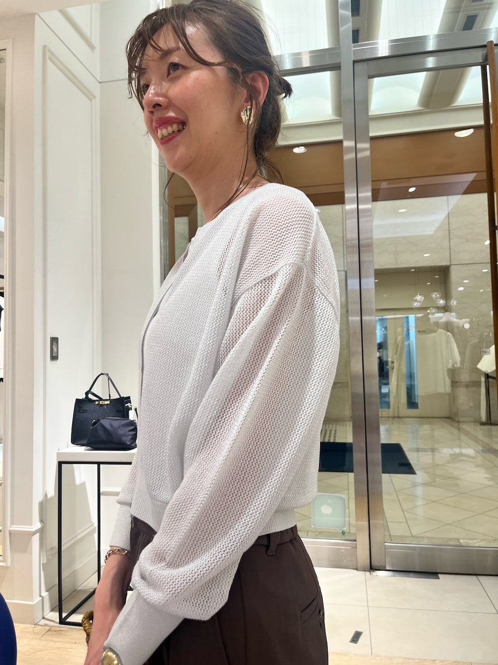 「ワイドパンツ、サンダル、シンプルコーデ、大人女子、オトナカジュアル、オトナカワイイ、シアーニット、シアーニットカーディガン、ブラウンパンツ、ブラウンコーデ、ブラウン、高身長女子、アラフォー、アラフィフ、アラフォーコーデ」｜「NOLLEY’S Sophiの《手洗い可能》ラメメッシュZIPカーディガン（カーディガン/ボレロ、ホワイト系）」を使った、akiyamaさん（レディース・168cm）の春コーディネートの3枚目の写真