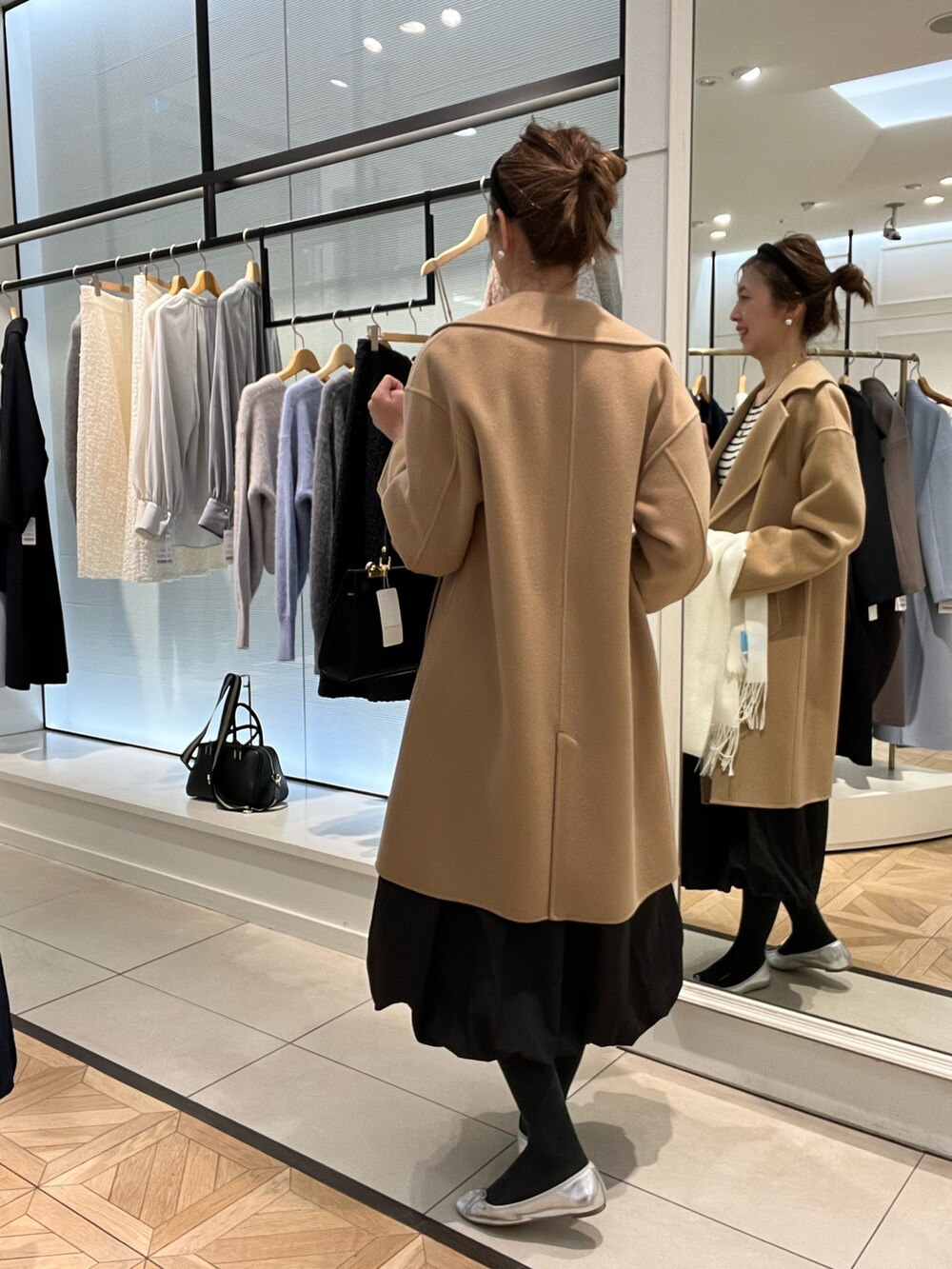 「おでかけコーデ、休日スタイル、オトナカワイイ、大人コーデ、冬のコーデ、大人ガーリー、大人女子、高身長女子、ノーリーズ、ワンピース、ボーダーワンピース、キャメル、リバーコート、チャーム、アラフォー」|「NOLLEY’SのS140シャルムビーバーリバーコート(その他アウター、イエロー系)」を使った、akiyamaさん(レディース・168cm)の冬コーディネートの4枚目の写真