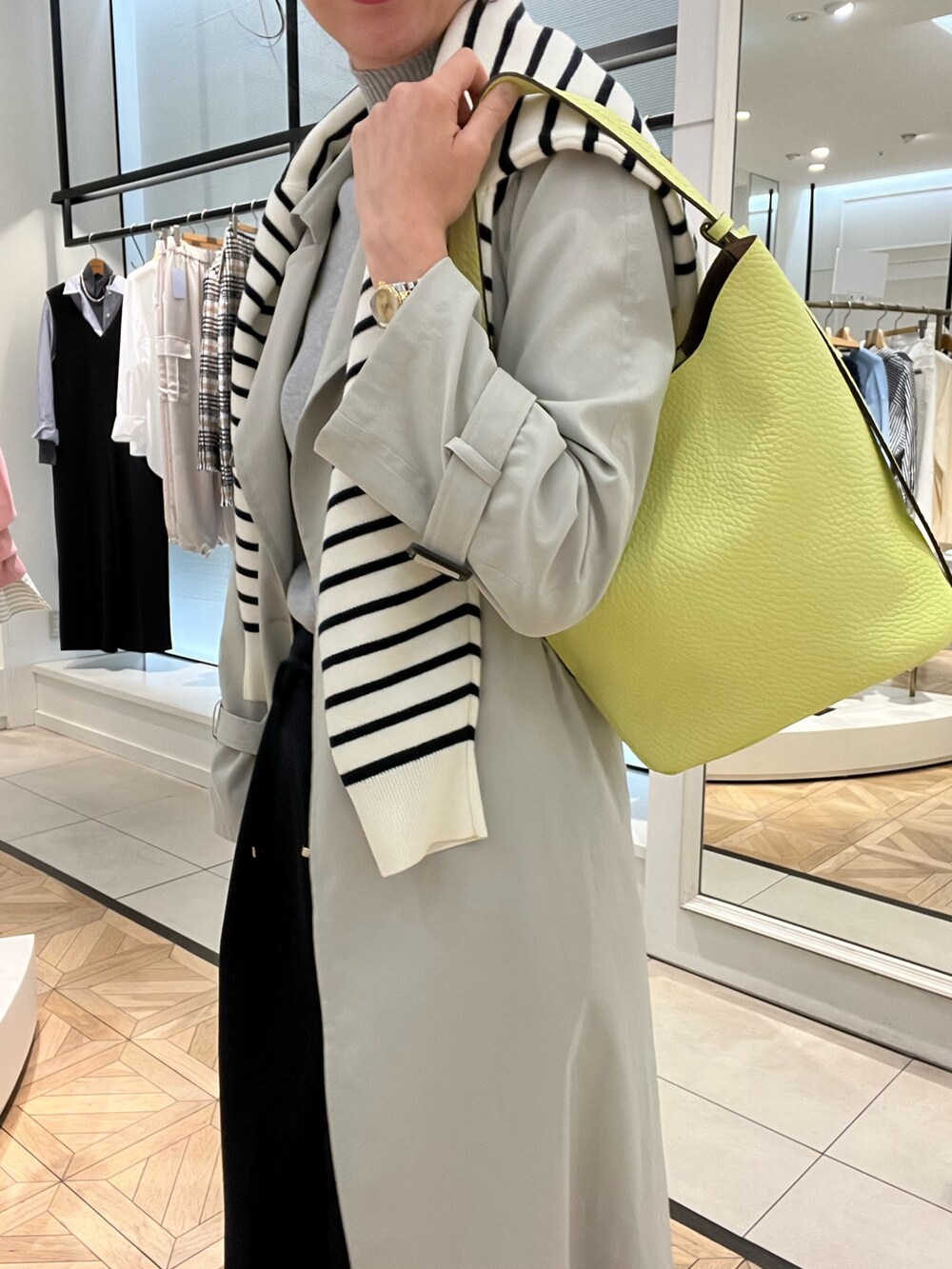 「カジュアルスタイル、大人可愛い、パンツスタイル、春服、リラックススタイル、ニットコーデ、アラフォー、アラフィフ、40代ファッション、40代女性、ノーリーズ、ノーリーズソフィー、トレンチコート、イージーパンツ」|「NOLLEY’S Sophiの撥水ライトトレンチコート(トレンチコート、グリーン系)」を使った、akiyamaさん(レディース・168cm)の冬コーディネートの3枚目の写真