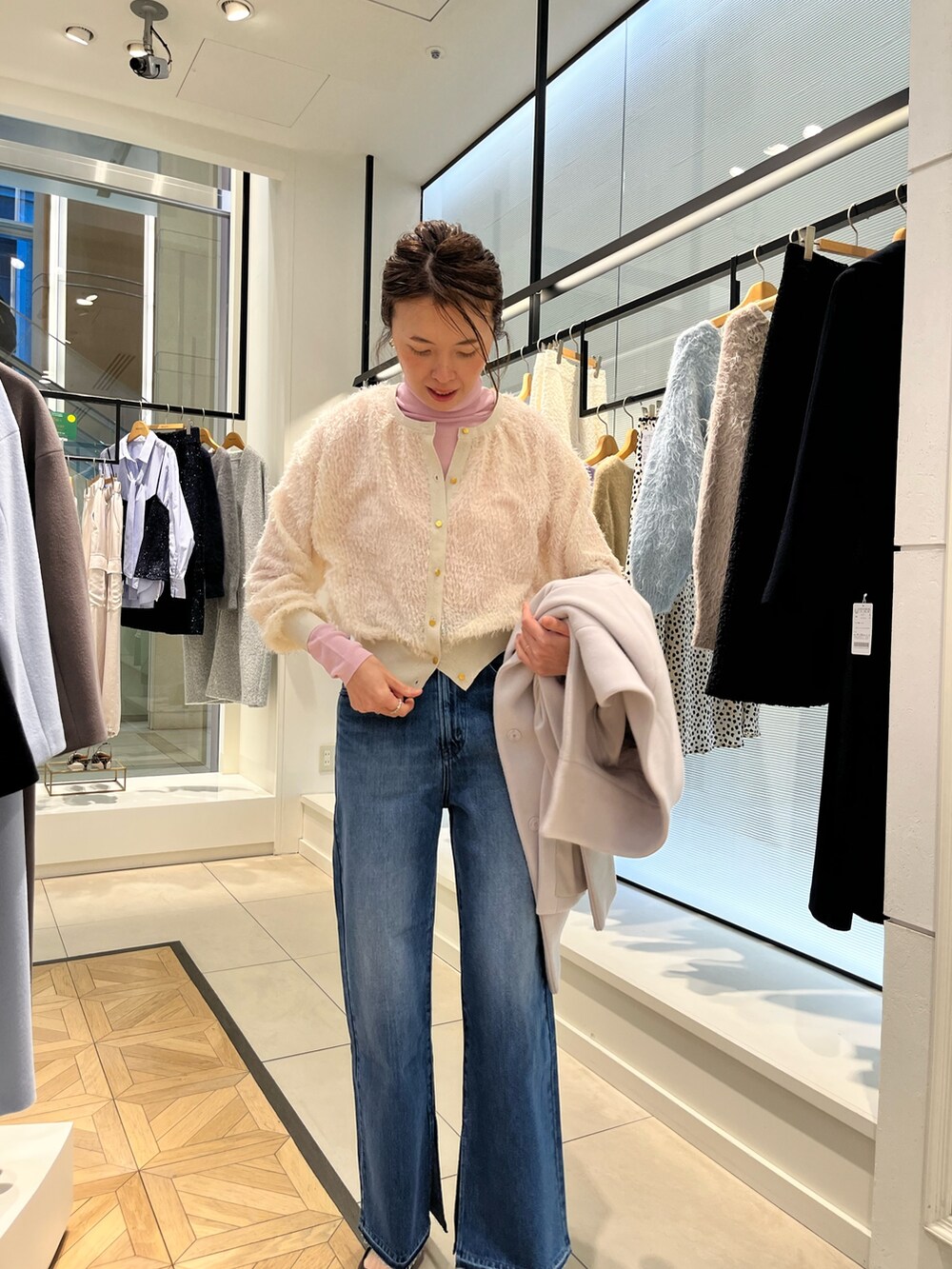 「大人コーデ、オトナカジュアル、オトナカワイイ、休日スタイル、女子会コーデ、大人女子、高身長コーデ、デニムコーデ、デニムパンツ、デニム、アラフォー、アラフィフ、40代ファッション、40代女性」｜「NOLLEY’S Sophiのショートビーバースタンドコート 24AW（その他アウター、ベージュ系）」を使った、akiyamaさん（レディース・168cm）の冬コーディネートの5枚目の写真