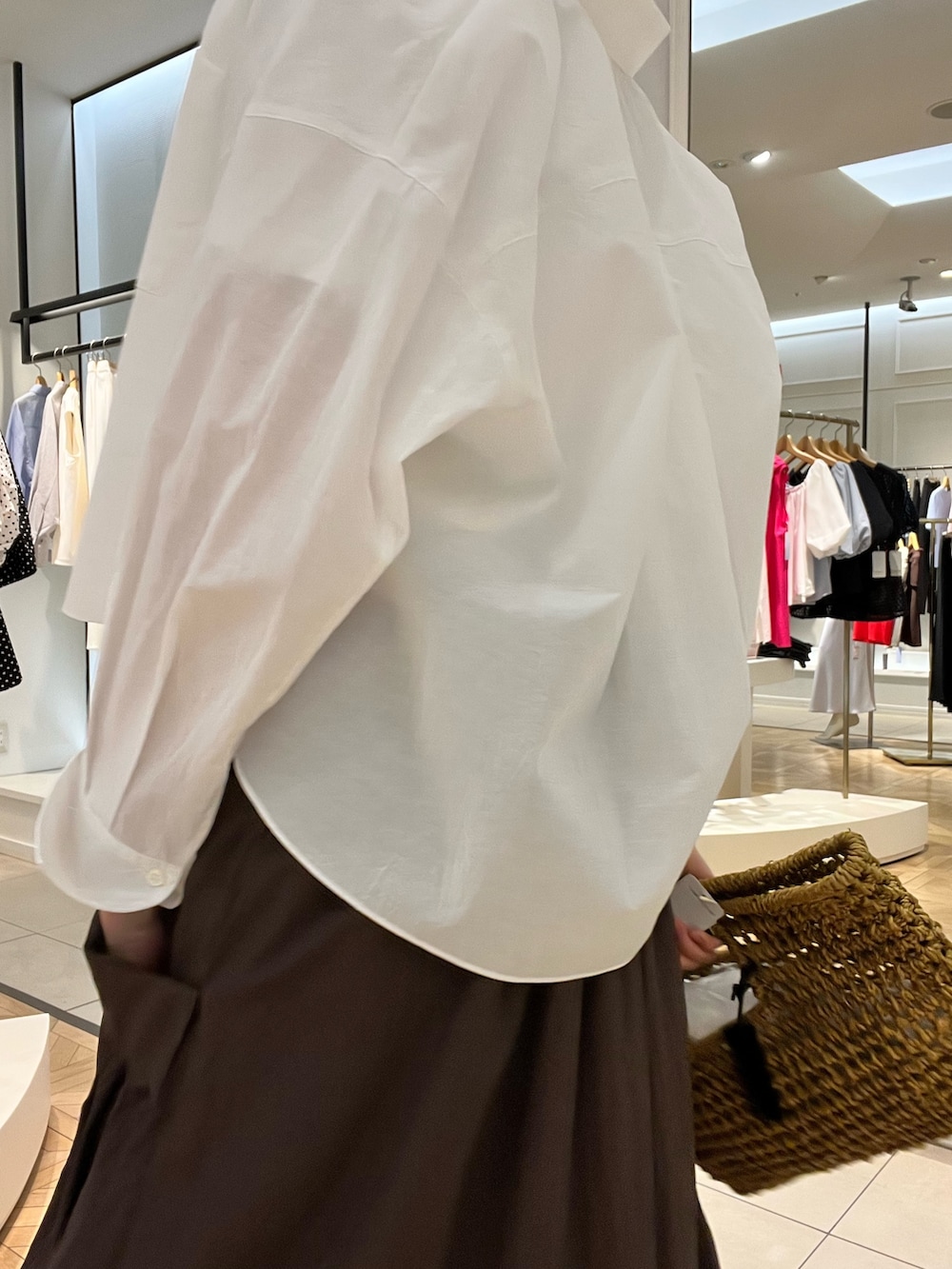 「白Tシャツ、大人カジュアルコーデ、夏服、大人かわいい、夏だ！Tシャツ着よう！、ブラウン、高身長女子、ノーリーズ、ノーリーズソフィー、アラフォー、アラフィフ、アラフォーコーデ、白シャツ、白シャツコーデ、ブラウンスカート」｜「NOLLEY’Sの高機能 LA＋スムースTシャツ（Tシャツ/カットソー、ホワイト系）」を使った、akiyamaさん（レディース・168cm）の夏コーディネートの3枚目の写真